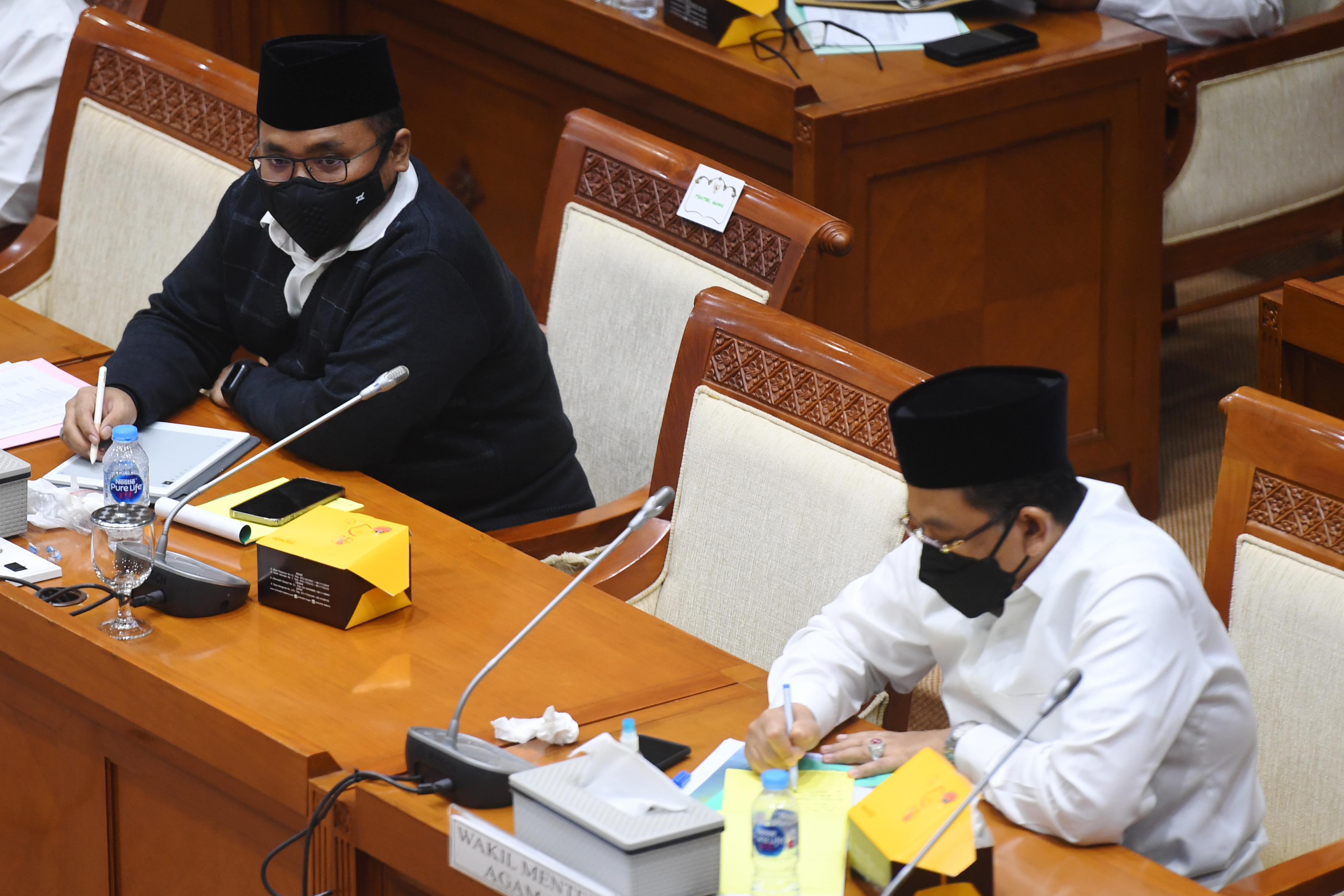 RAKER PERSIAPAN HAJI: Menag Yaqut Cholil Qoumas (kiri) mengikuti raker dengan Komisi VII DPR membahas persiapan haji 2021, di Jakarta.
