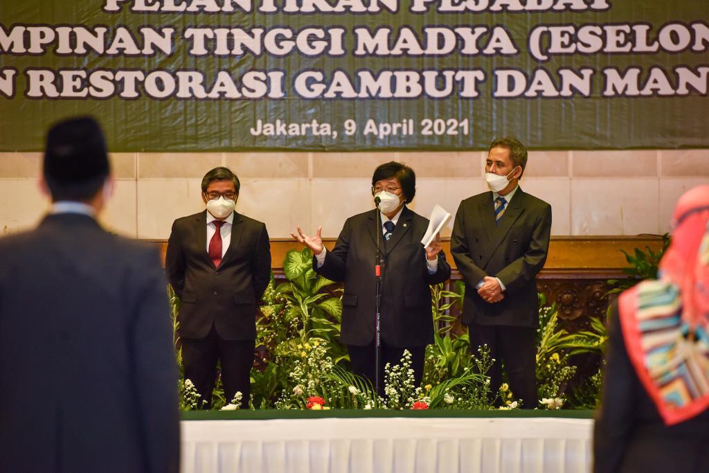 Menteri LHK Siti Nurbaya melantik dua Pejabat Tinggi Madya (Eselon I) lingkup Kementerian LHK di Jakarta, Jumat (9/4).