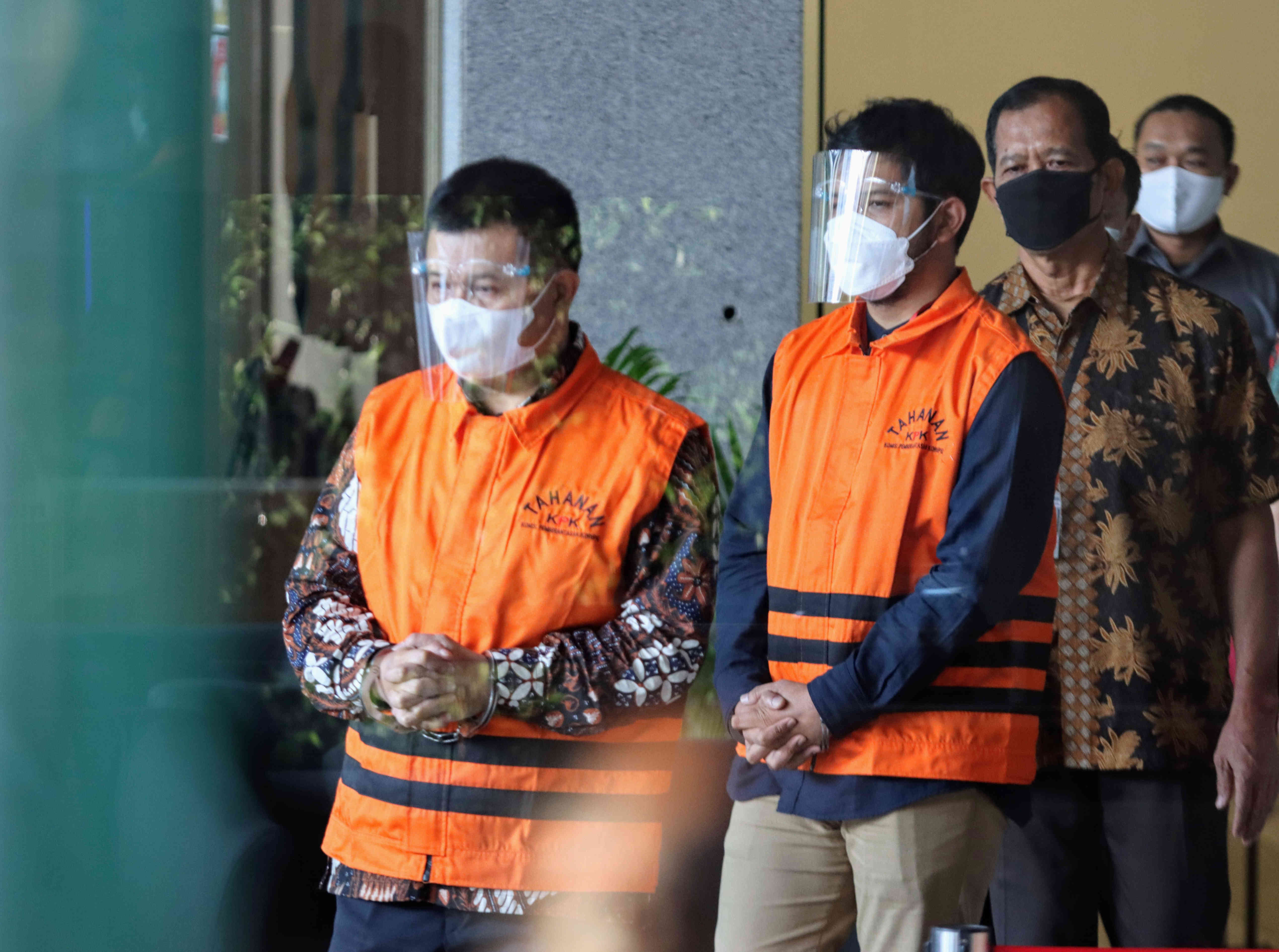 Bupati Bandung Barat AA Umbara Sutisna dan Anaknya, Andri Wibawa mengenakan rompi tahanan KPK