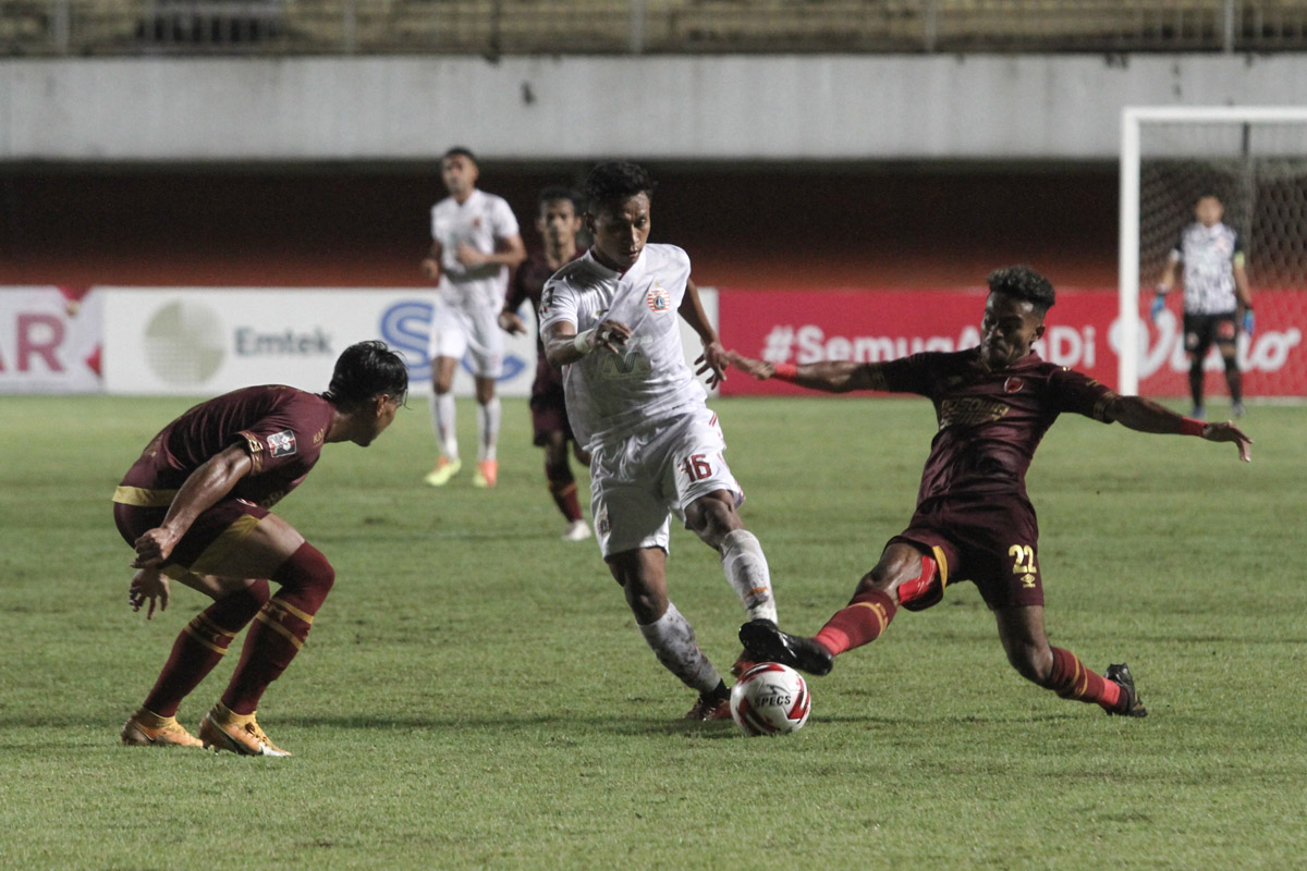 Pemain Persija Osvaldo Haay (tengah) berusaha melewati hadangan pemain PSM pada laga leg pertama semifinal Piala Menpora 2021, Kamis (15/4) 
