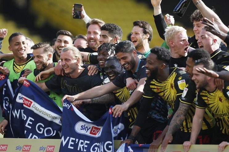 Para pemain Watford merayakan keberhasilan mereka mengunci tiket promosi ke Liga Premier Inggris