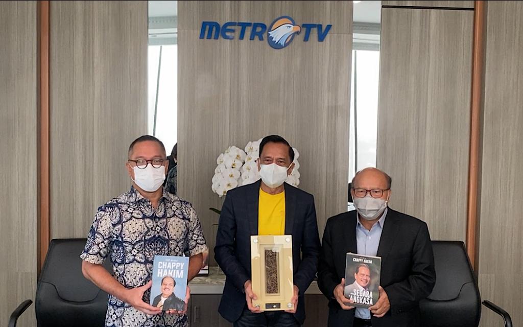 Chappy Hakim (tengah) bertukar cendera mata dengan Presiden Direktur Metro TV Don Bosco Selamun dan Pemimpin Redaksi Metro TV Arief Suditomo