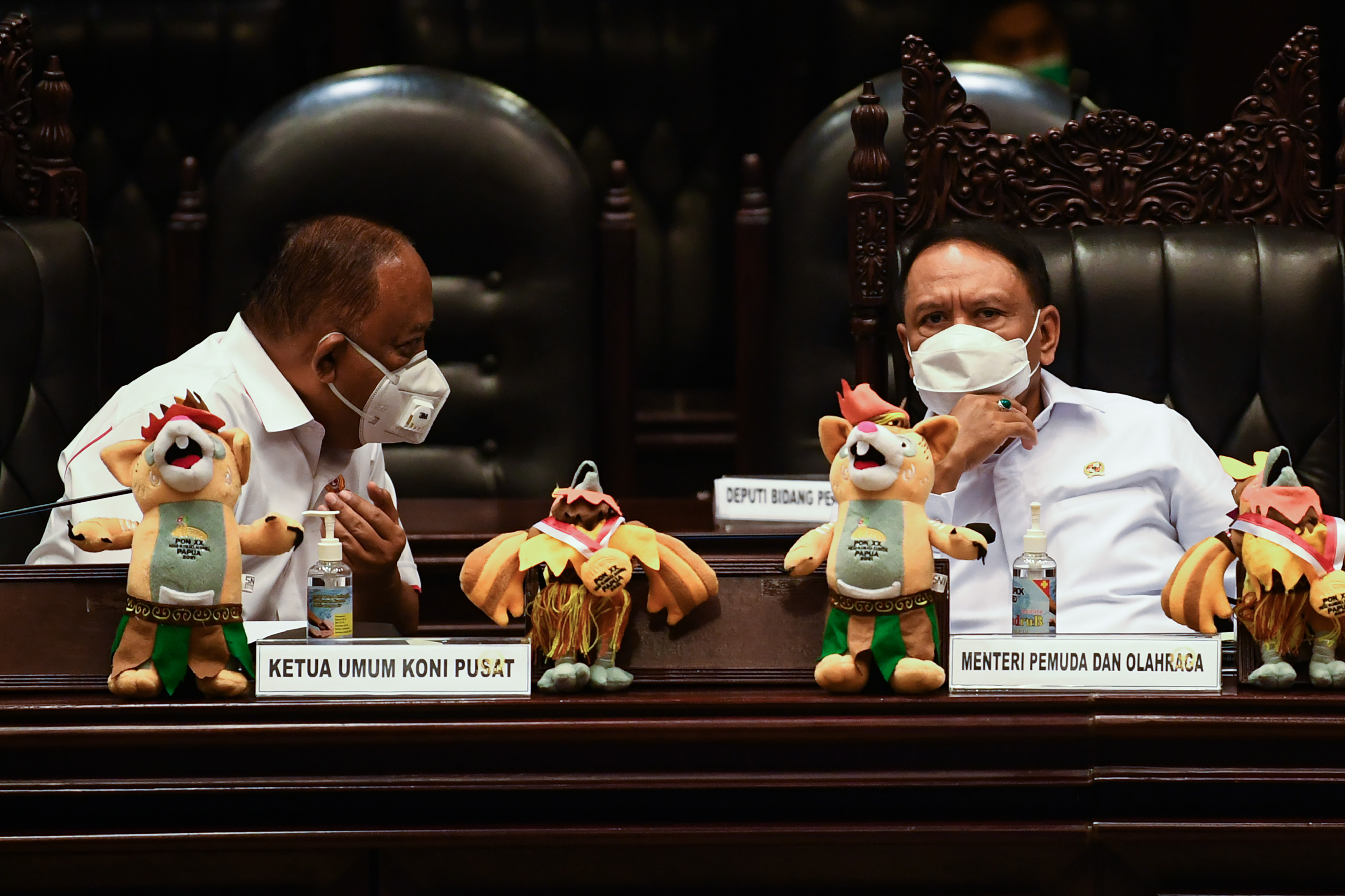 Menpora Zainudin Amali (kanan) berbincang dengan Ketum KONI Pusat Marciano Norman 