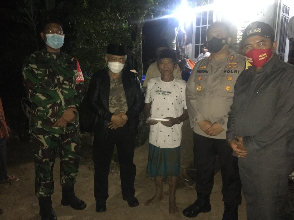 Bupati Malang Muhammad Sanusi menyerahkan bantuan kepada korban gempa 