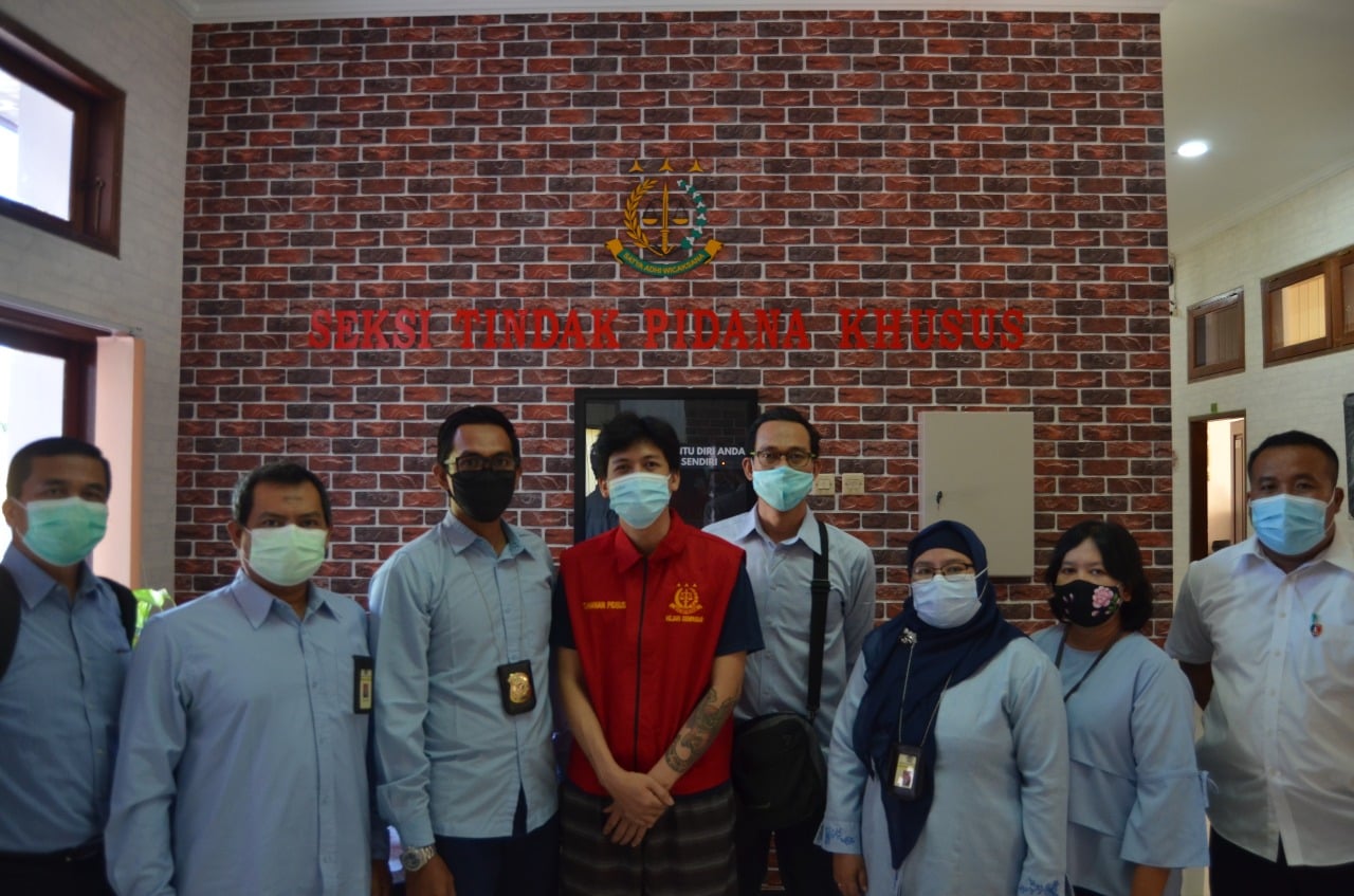 IK, pengusaha periklanan asal Bali saat diserahkan dari Polda Bali ke Kejaksaan Negeri Denpasar