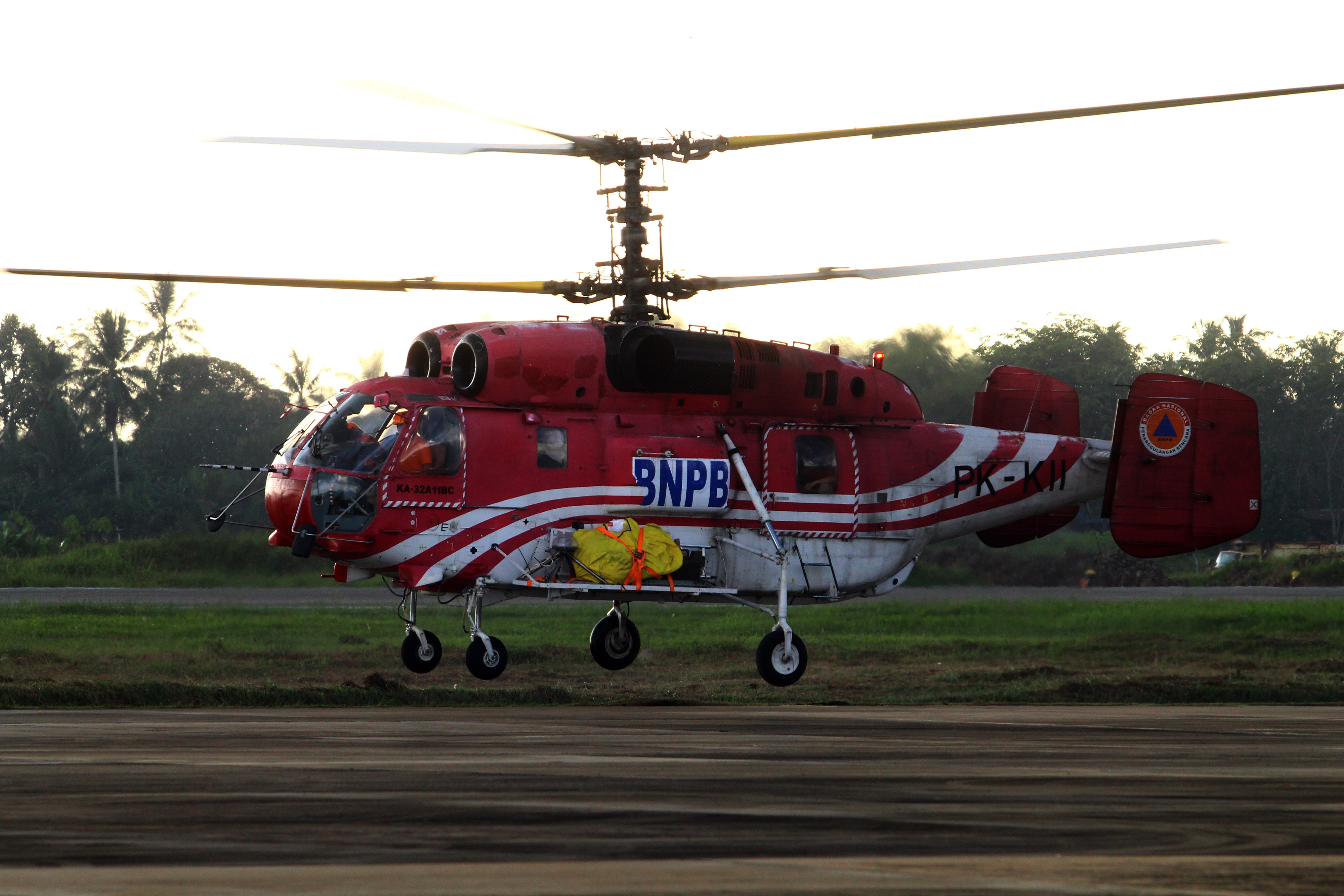 Helikopter milik Badan Nasional Penanggulangan Bencana (BNPB) dikerahkan mengirim bantuan untuk korban bencana banjir di NTT.