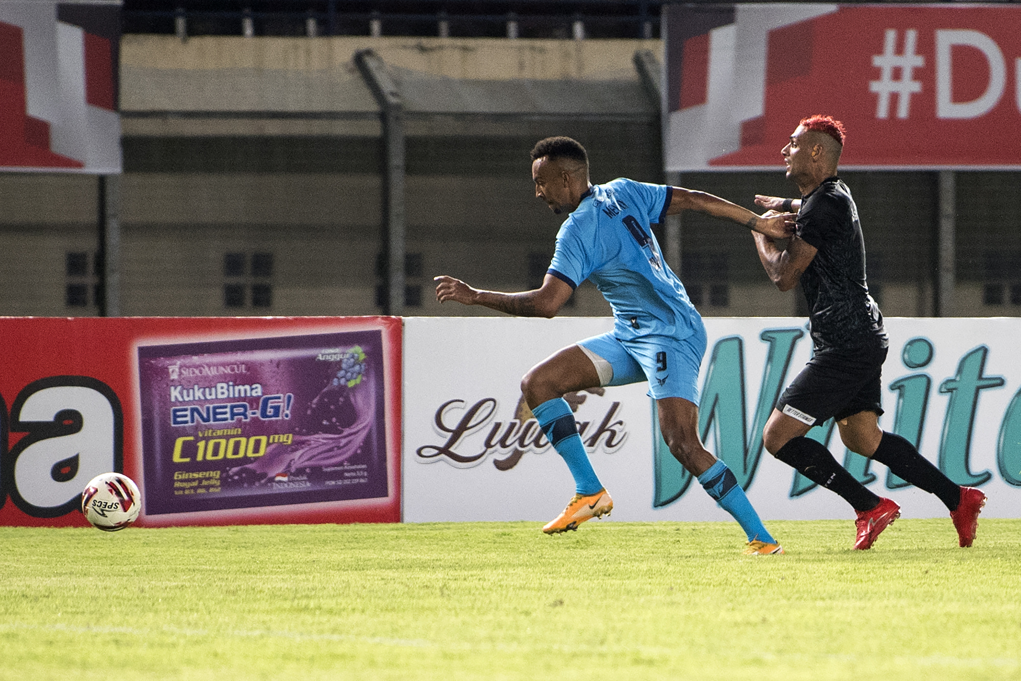 Pemain Persela Melvyn Lorenzen (kiri) dan pemain Madura United Jaime Xavier (kanan) berusaha mengejar bola di laga Group C Piala Menpora.