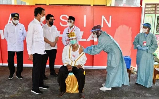 Presiden Joko Widodo saat meninjau vaksinasi covid-19.