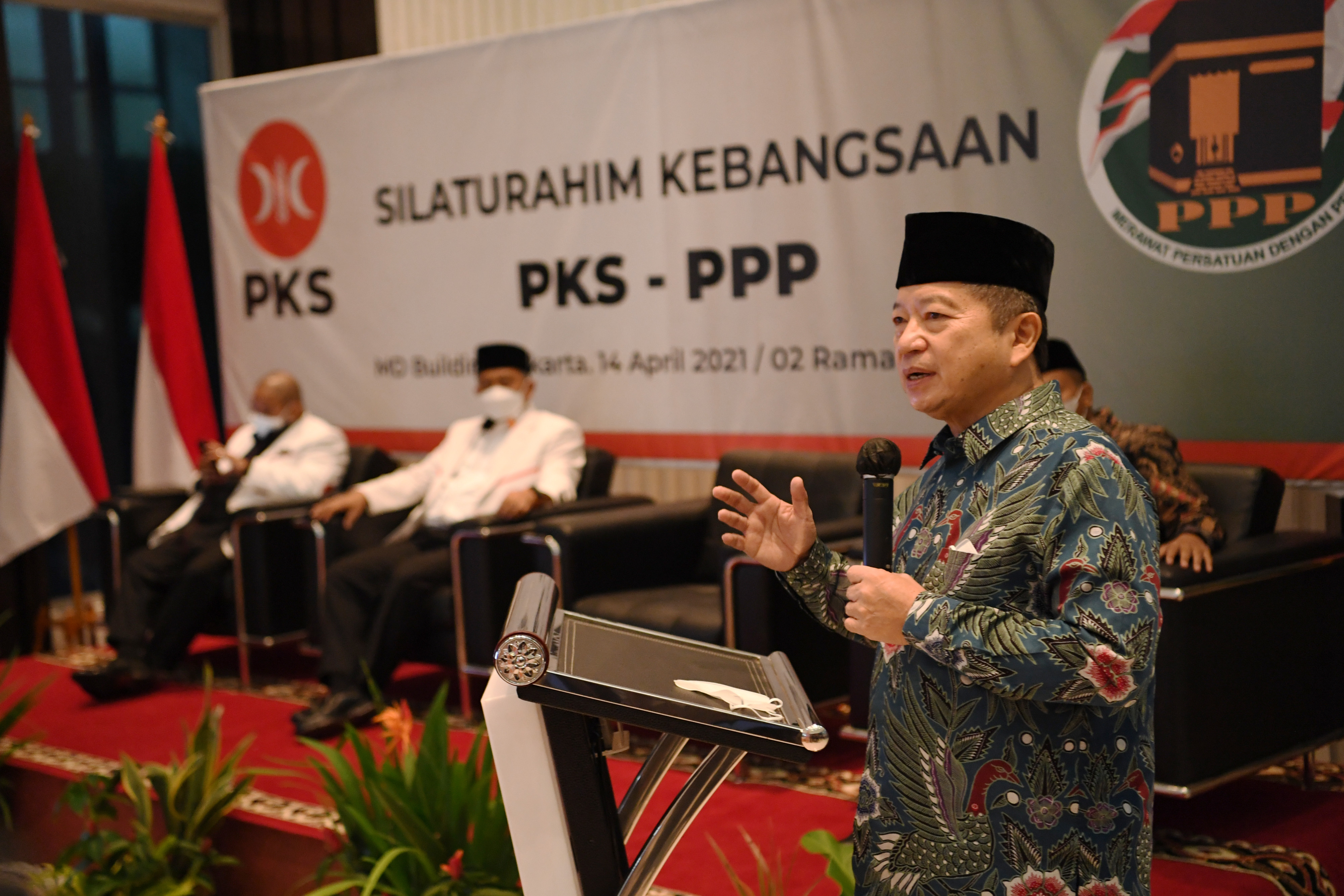 Ketua Umum PPP Suharso Monoarfa (kanan) saat bersilaturahmi dengan Presiden PKS Ahmad Syaikhu (tengah)
