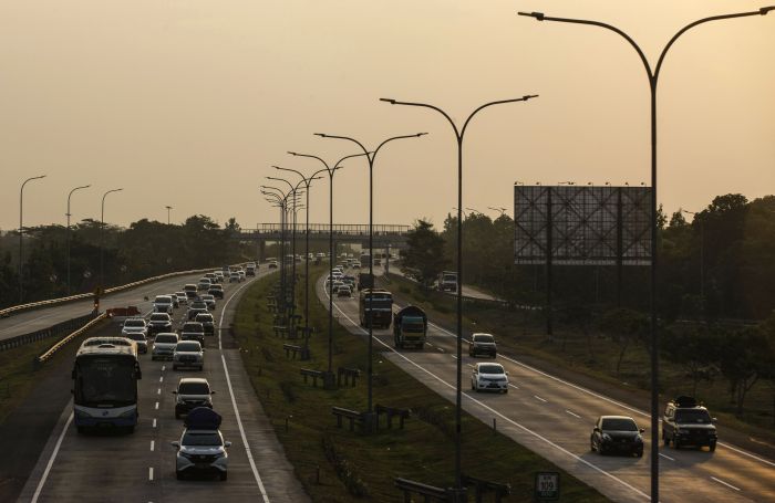 Kendaraan yang melintas di tol Cipali, Jawa Barat.