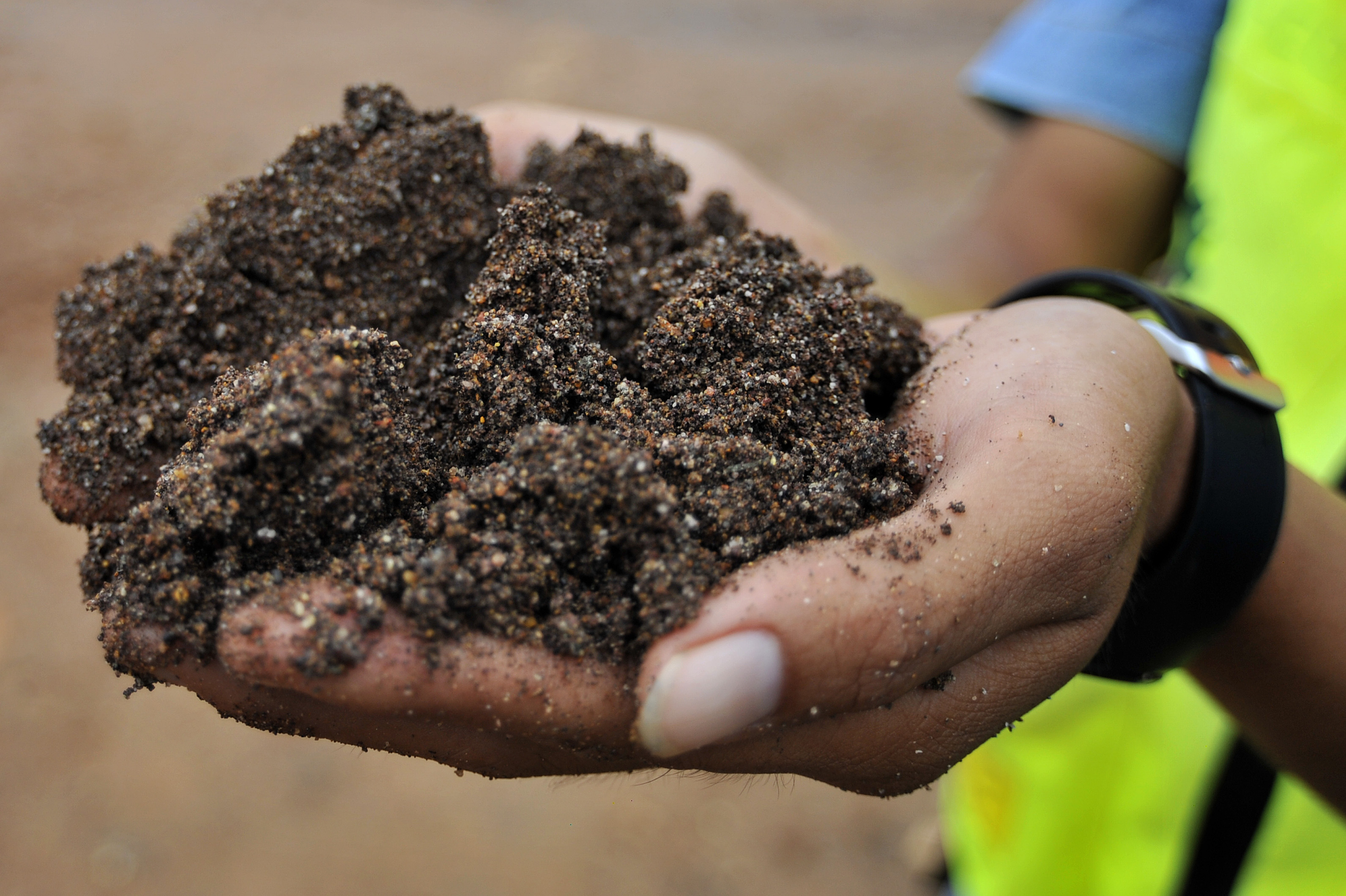 Pekerja menunjukkan hasil pencucian timah di area pengolahan PT Timah Tbk.
