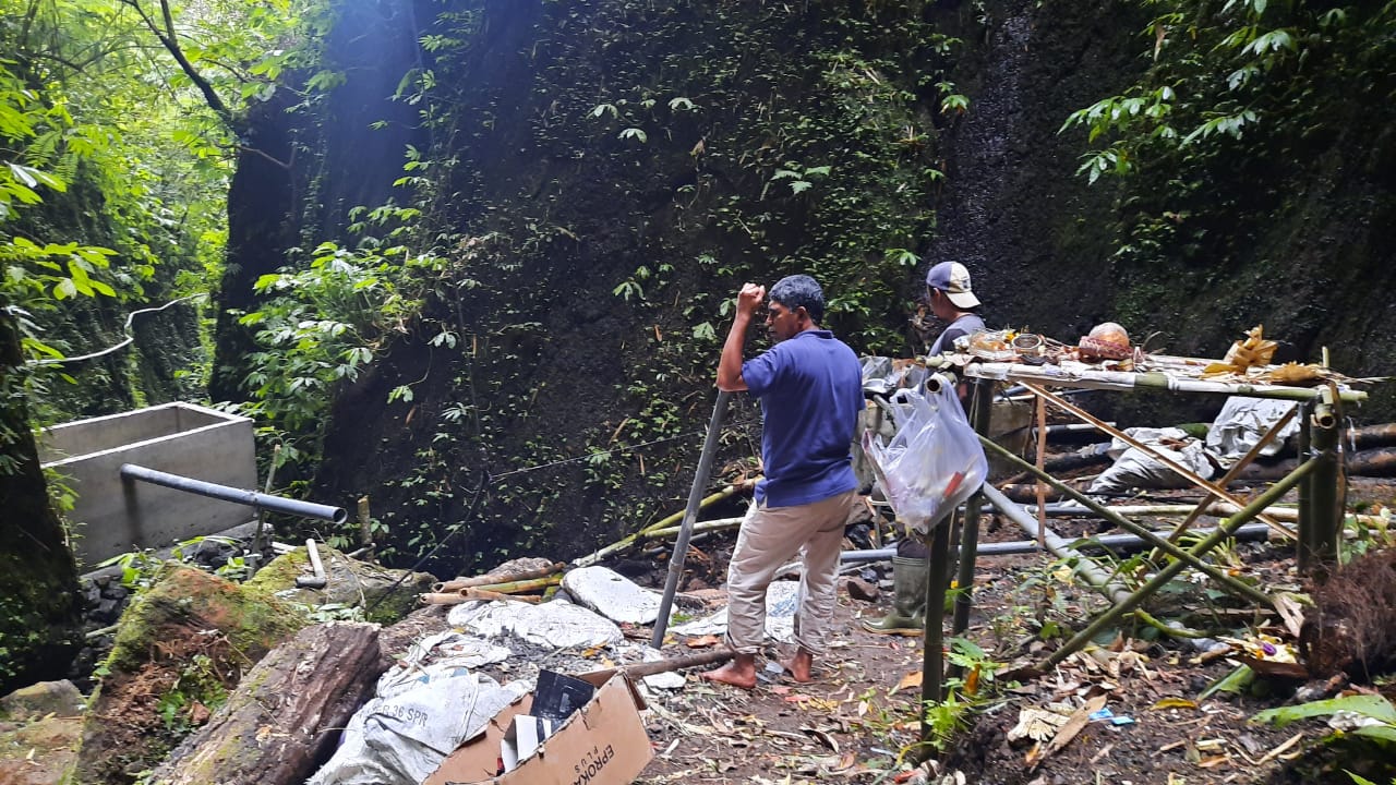  Sebanyak 1077 KK di Desa Goblek Buleleng bisa menikmati air bersih yang dibangun secara swadaya oleh Kodam IX Udayana