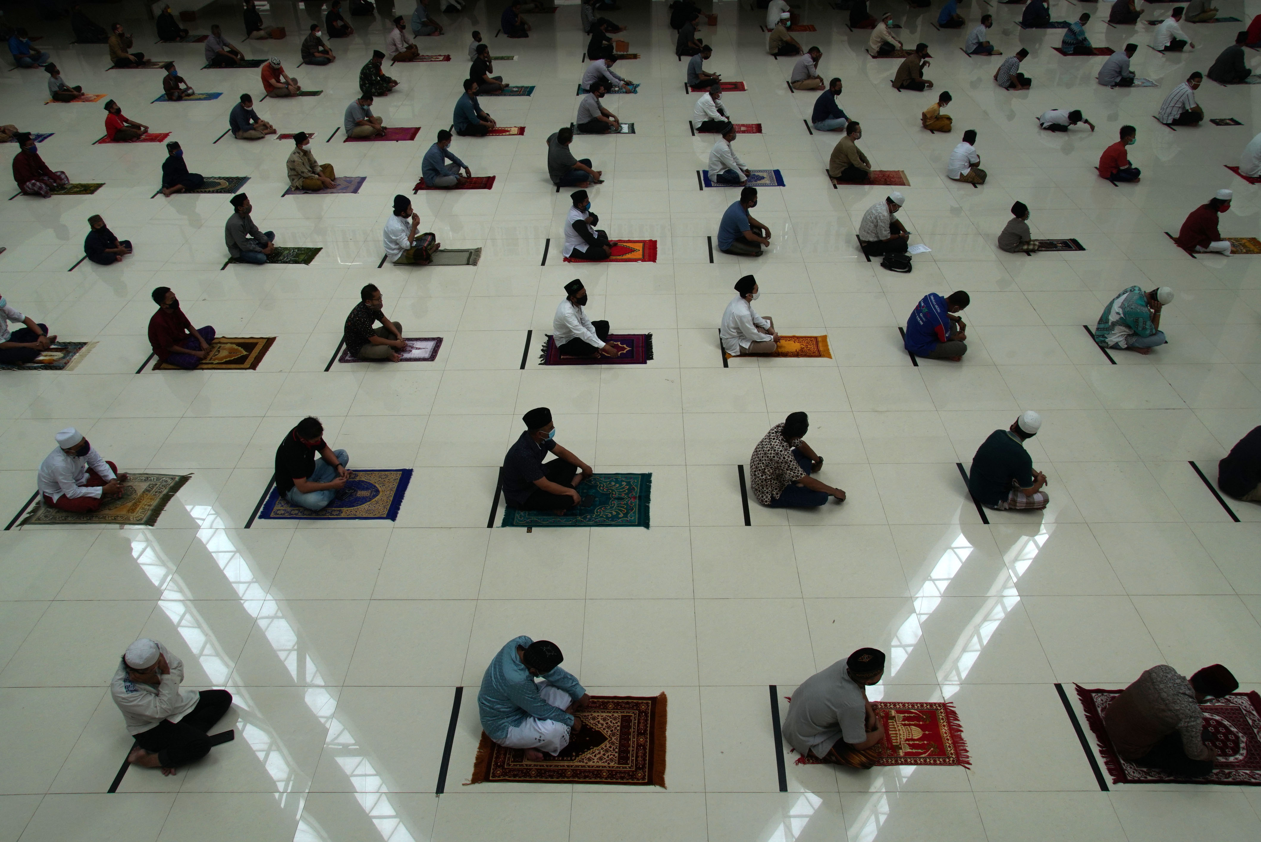 Umat Islam melaksanakan salat Jumat di Masjid Raya KH. Hasyim Asy'ari, Jakarta Barat, Jumat (5/6/2020).