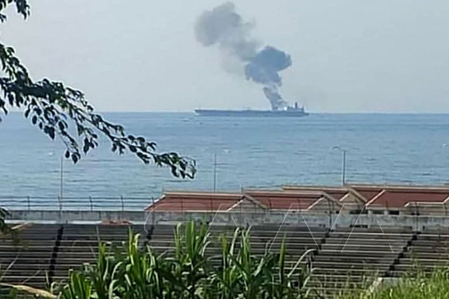 Asap mengepul dari kapal tanker Iran di lepas pantai kota Baniyas, Suriah barat.