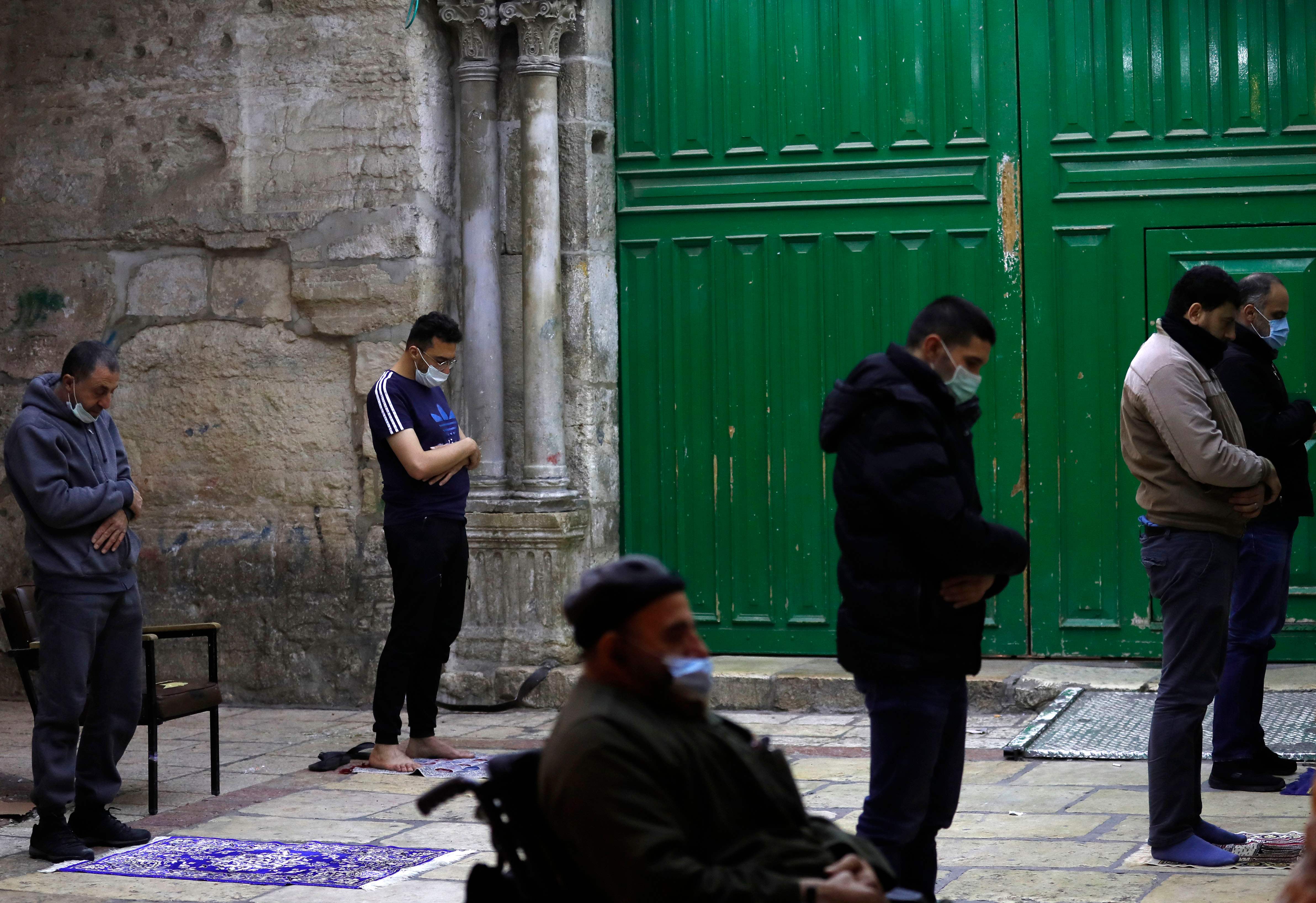 Muslim Palestina melakukan salat tarawih berjemaah dengan menjaga jarak di Masjid Al Aqsa, di Kota Yerusalem (27/4/2020).