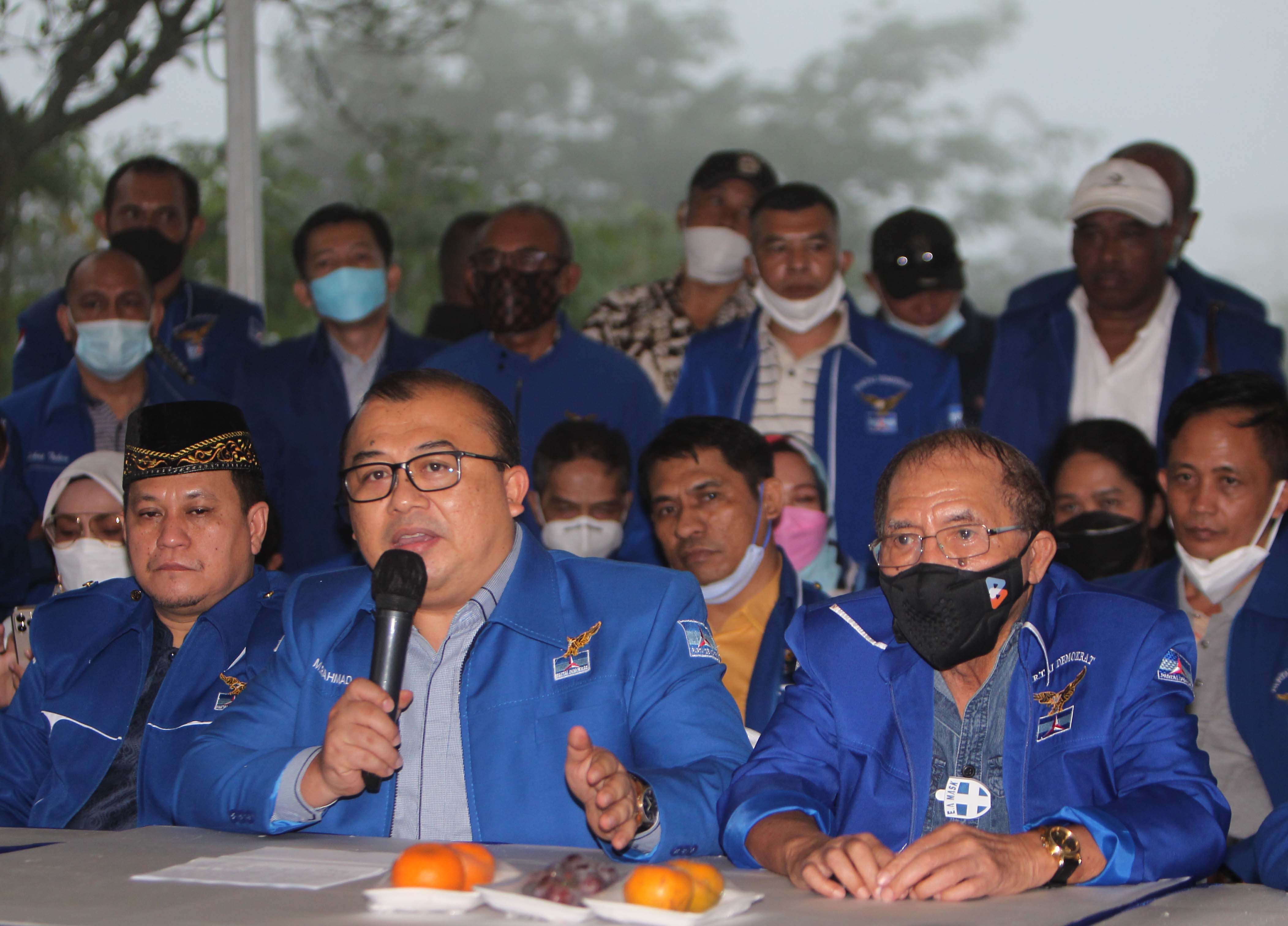 Para pengurus Demokrat KLB  membahas mengenai informasi penting terkini. 