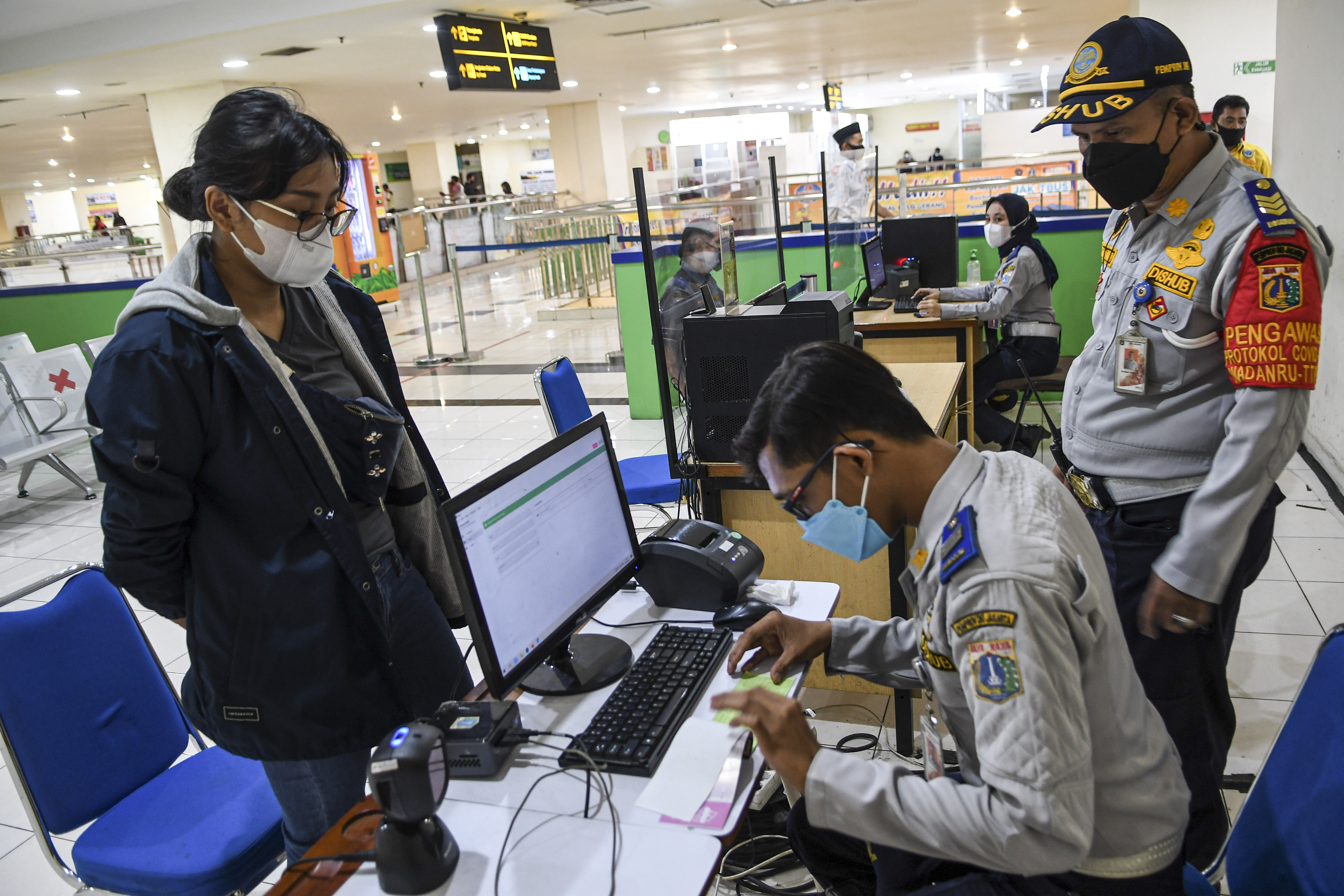 Petugas memeriksa dokumen kebrangkatan dari calon penumpang di Terminal Pulo Gebang, Jakarta Timur, Selasa (20/4/2021). 