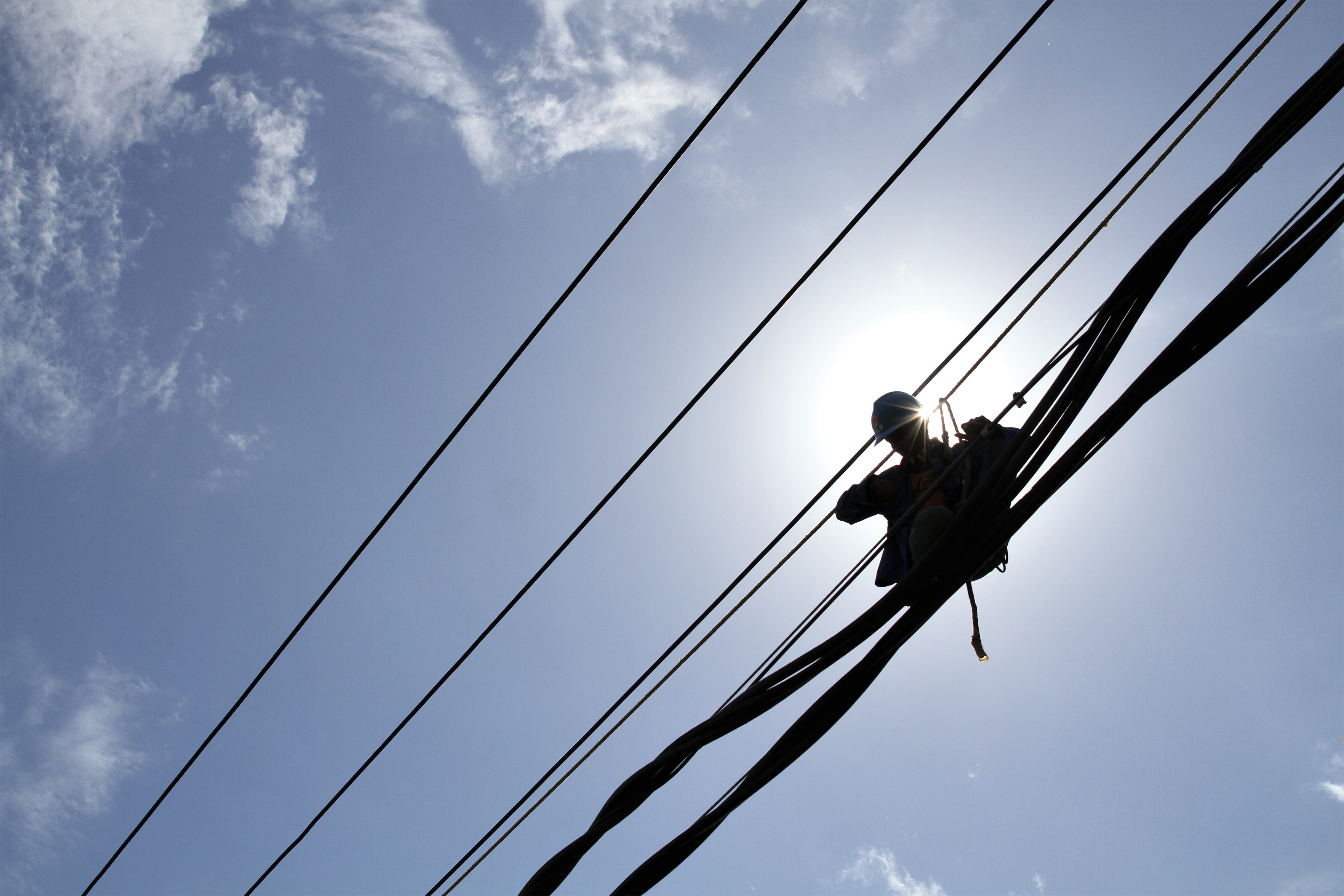 Petugas PLN memperbaiki jaringan listrik yang rusak diterjang badai siklon Seroja di NTT.