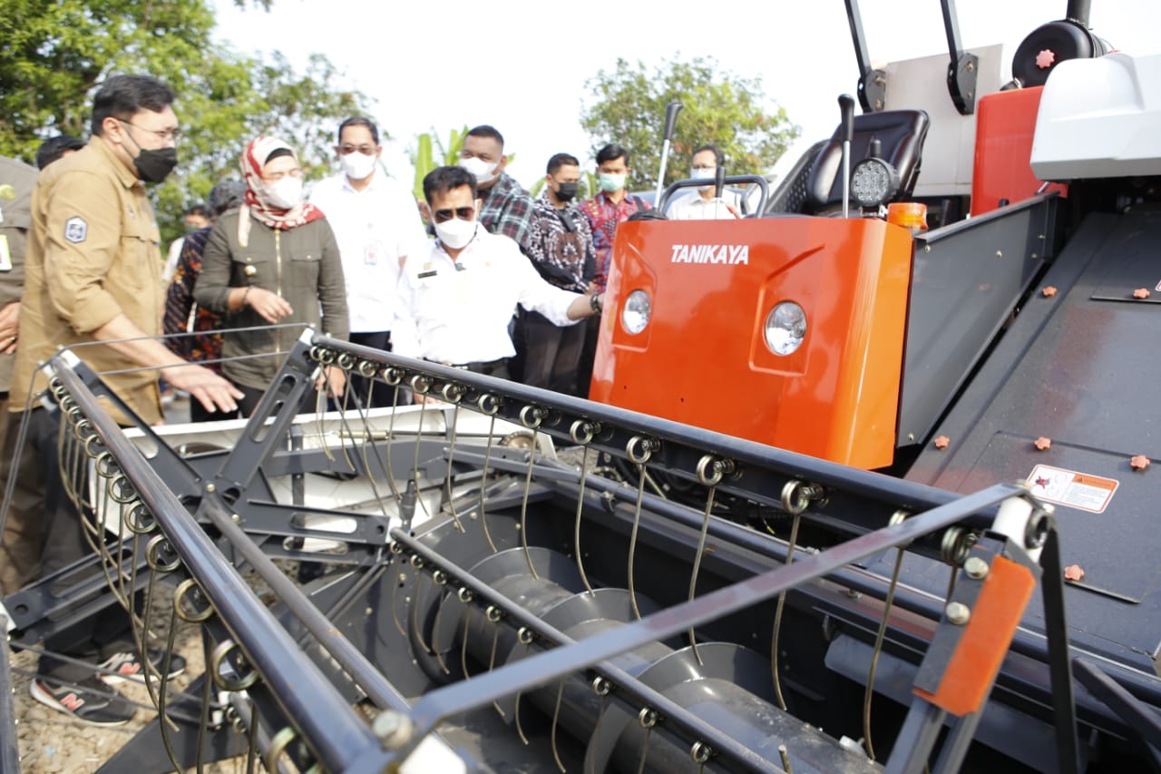 Menteri Pertanian Syahrul Yasin Limpo menunjukkan bantuan alat mesin pertanian (Alsintan) berupa combine harvester di Indramayu, Jabar.