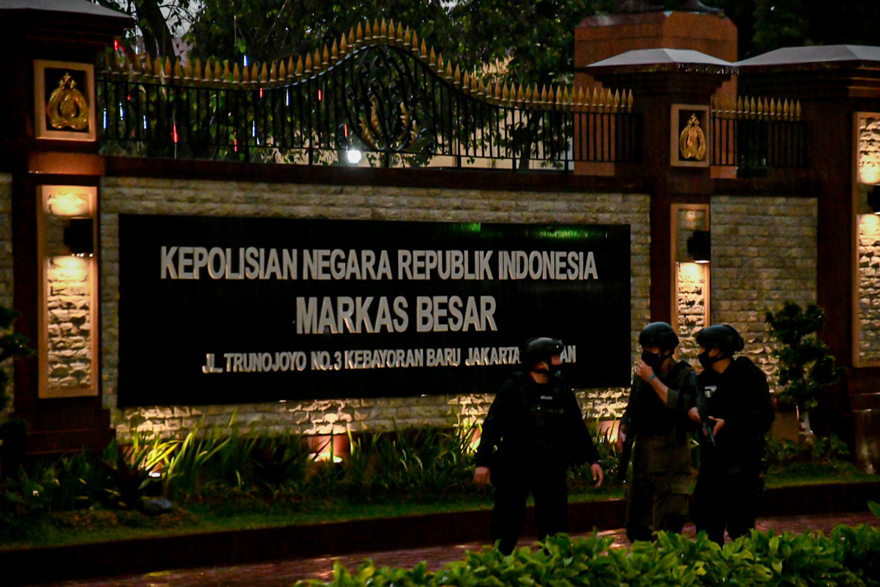 Petugas kepolisian menyisir jalan di sekitar gedung Mabes Polri di Jakarta.