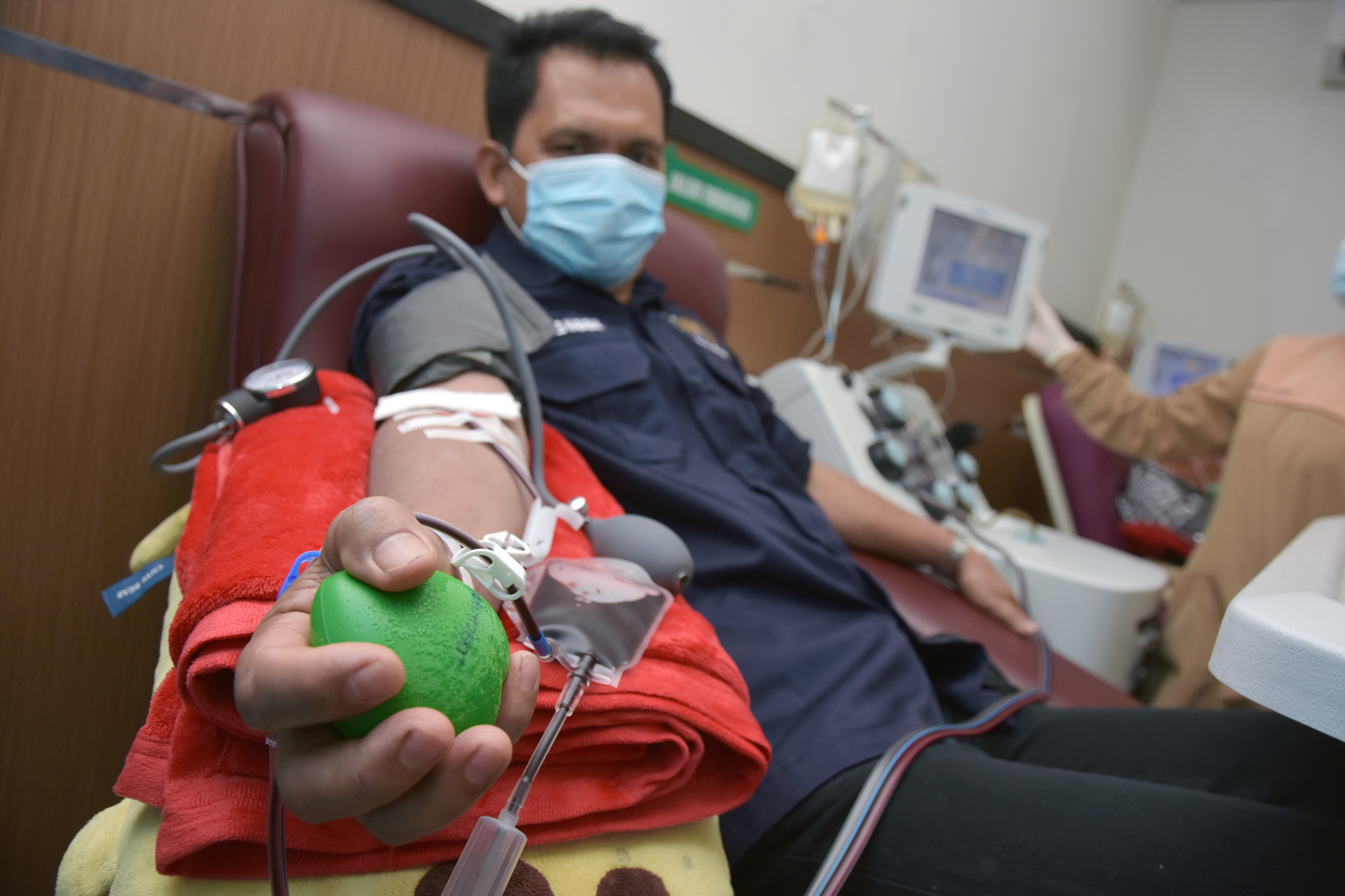 Seorang penyintas covid-19 mendonorkan plasma darah konvalesen di Unit Tranfusi Darah Palang Merah Indonesia Pekanbaru, Riau, Rabu (24/3/202