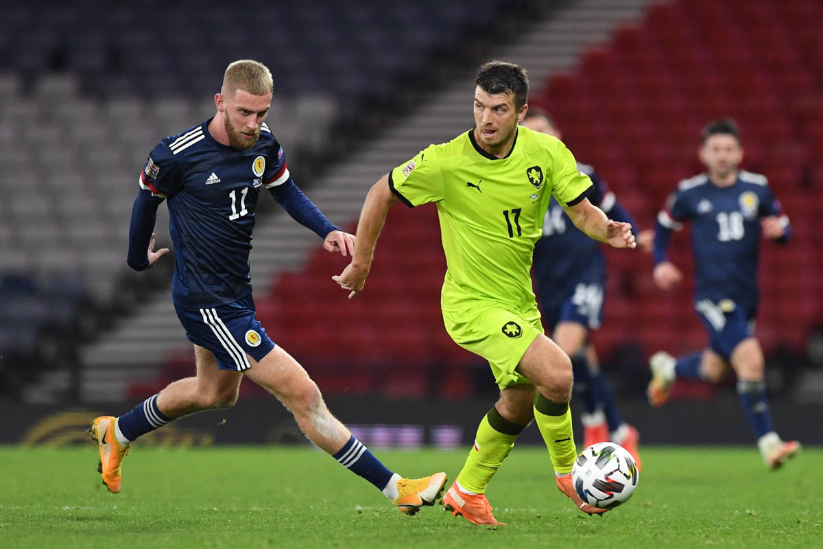 Bek Slavia Praha, Ondrej Kudela (kanan) dihukum UEFA tidak boleh tampil dalam 10 laga karena melakukan rasisme. 