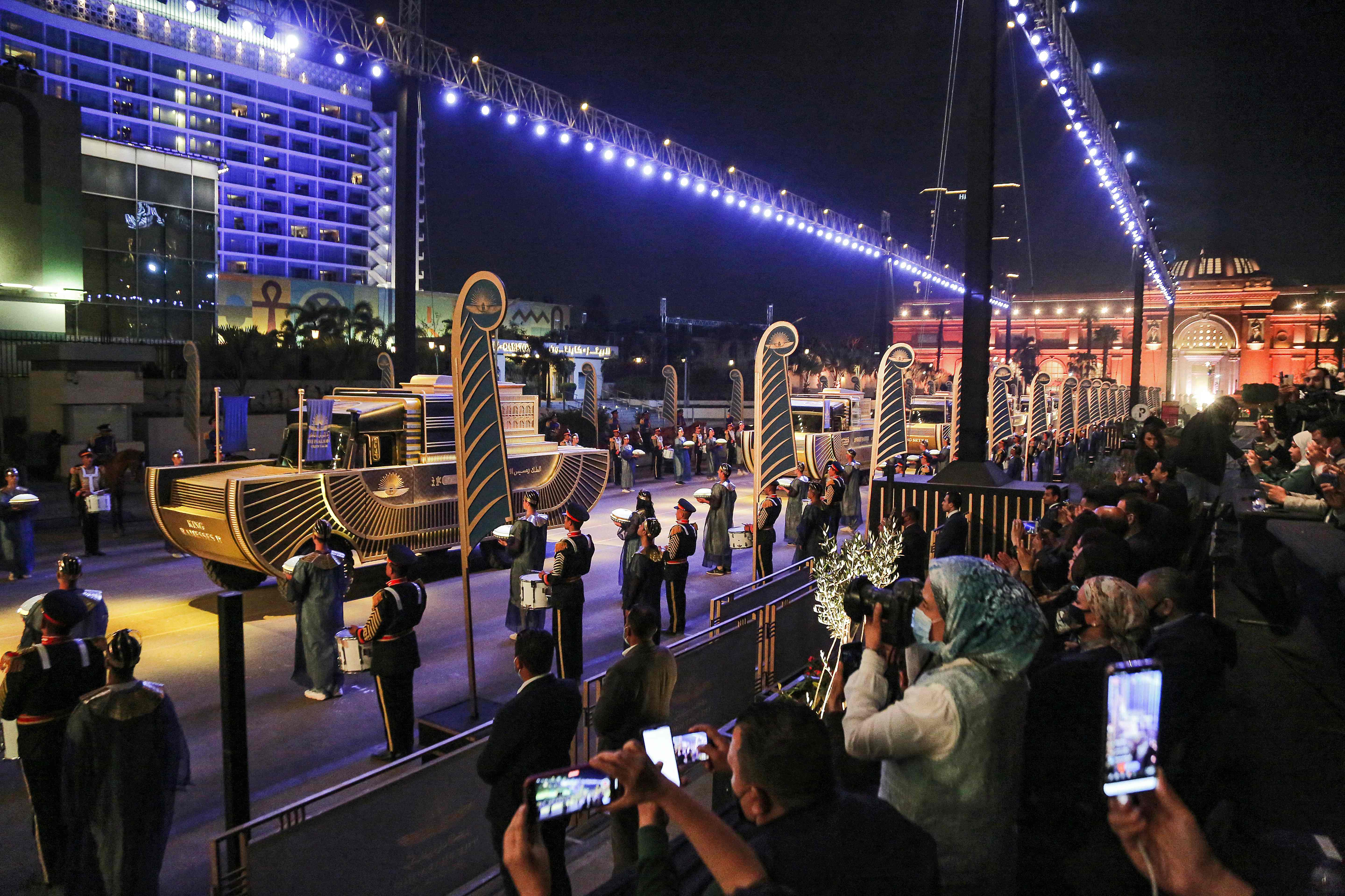 Warga menyaksikan parade kendaraan hias yang mengangkut puluhan mumi firaun di Kairo, Mesir