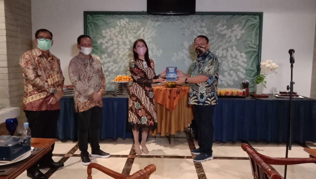 Letjen TNI Dr A Budi Sulistya (kanan) bertukar cendera mata dengan Vice Corporate Bidang Komunikasi Media Fifi Aleyda Yahya di Media Hotel.