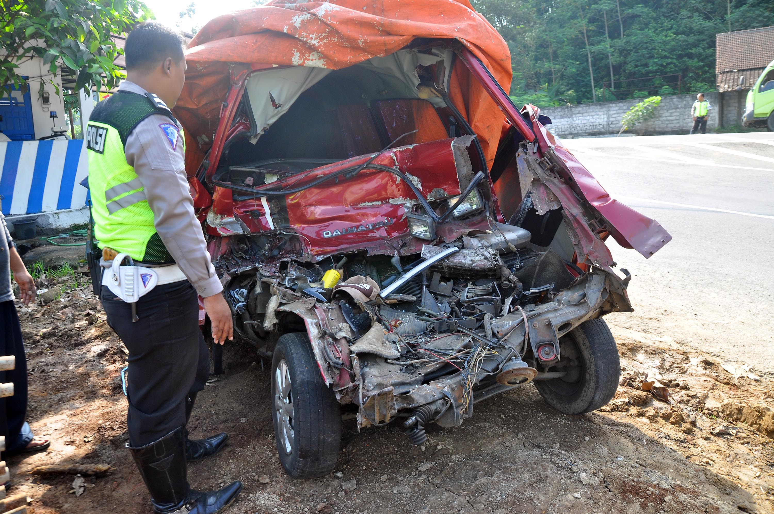 Kondisi tabrakan maut antara minibus Avanza dengan truk tronton.