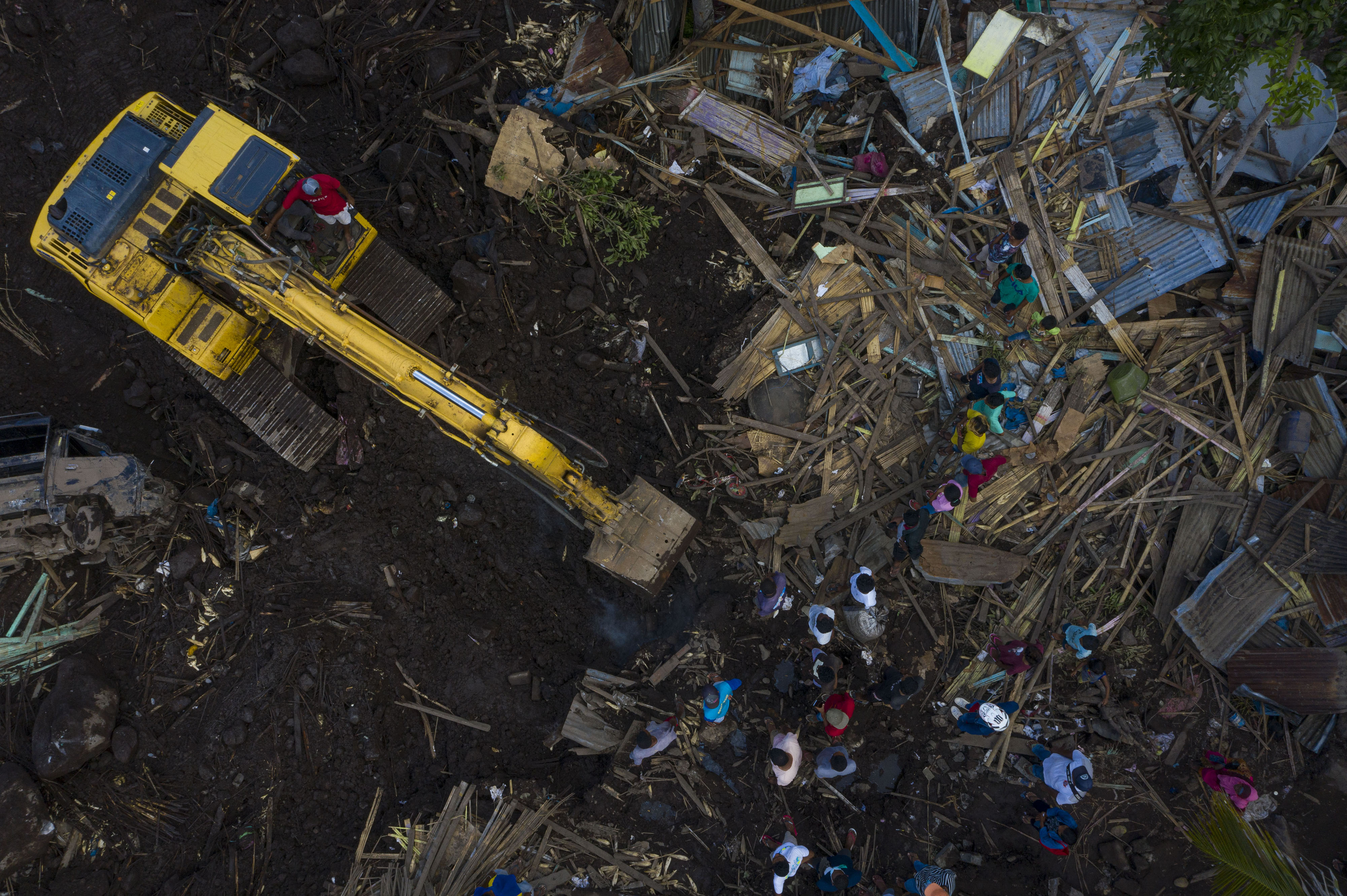  Foto udara pencarian korban hilang bencana longsor di Desa Nelelamadike, Kecamatan Ile Boleng, Kabupaten Flores Timur, Kamis (8/4/2021).
