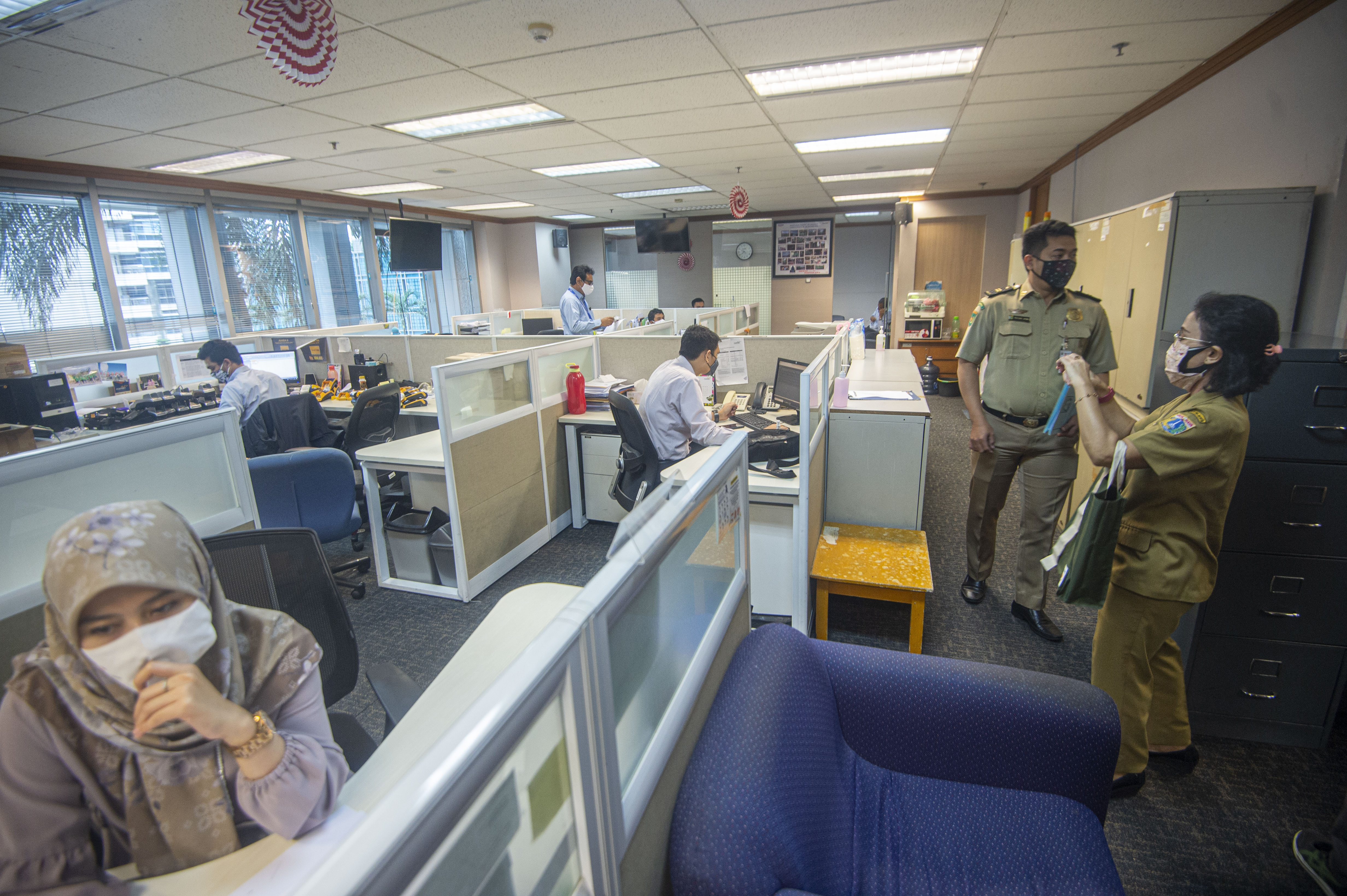 Petugas dari Pemprov DKI menginspeksi perkantoran yang beroperasi di masa pandemi covid-19.