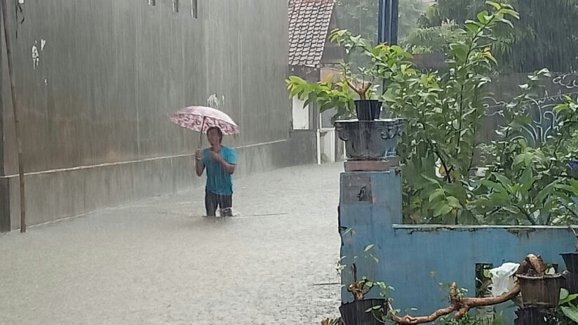 Hujan lebat menyebabkan terjadinya banjir di Pekalongan, Jawa Tengah, Sabtu (6/2/2021).