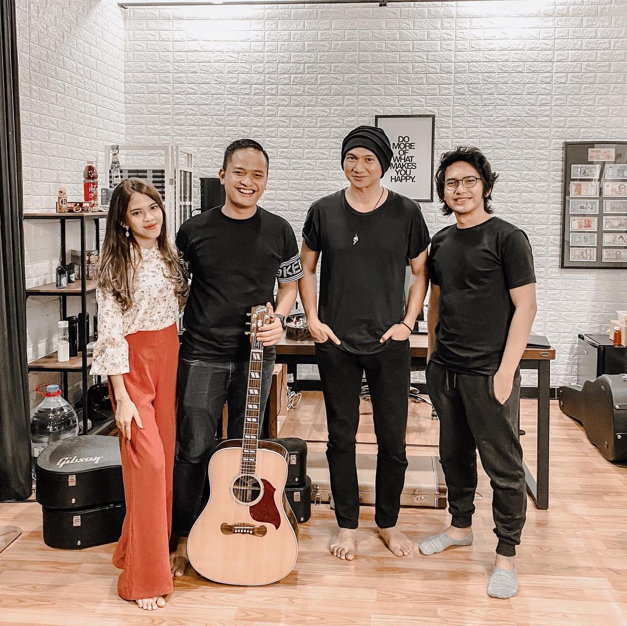 Nanda Adi Surya (kedua darii kiri) dan istri  Putri Rachmadia (kiri) berfoto dengan penyanyi Anji (kedua dari kanan).