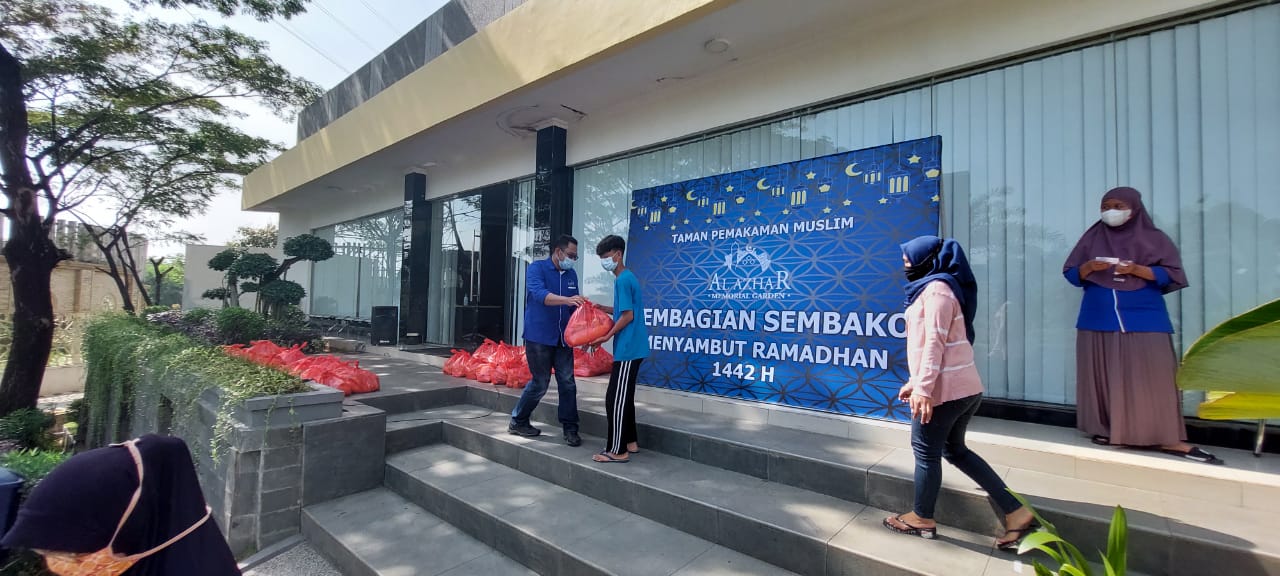 Menyambut Ramadan, pemakaman Islam Al Azhar Memorial Garden membagikan 220 paket sembako kepada warga tak mampu yang terdampak Covid-19.