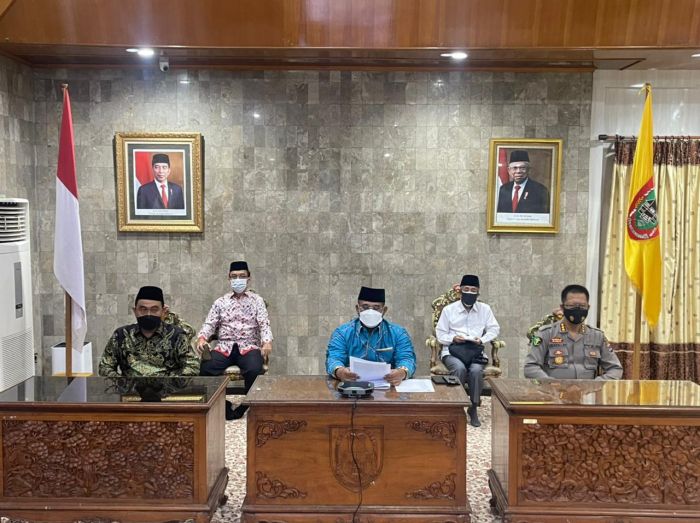 Pj Gubernur Kalsel Safrizal ZA (tengah) saat mengumumkan penundaan MTQ ke--33, Sabtu (3/4/2021).