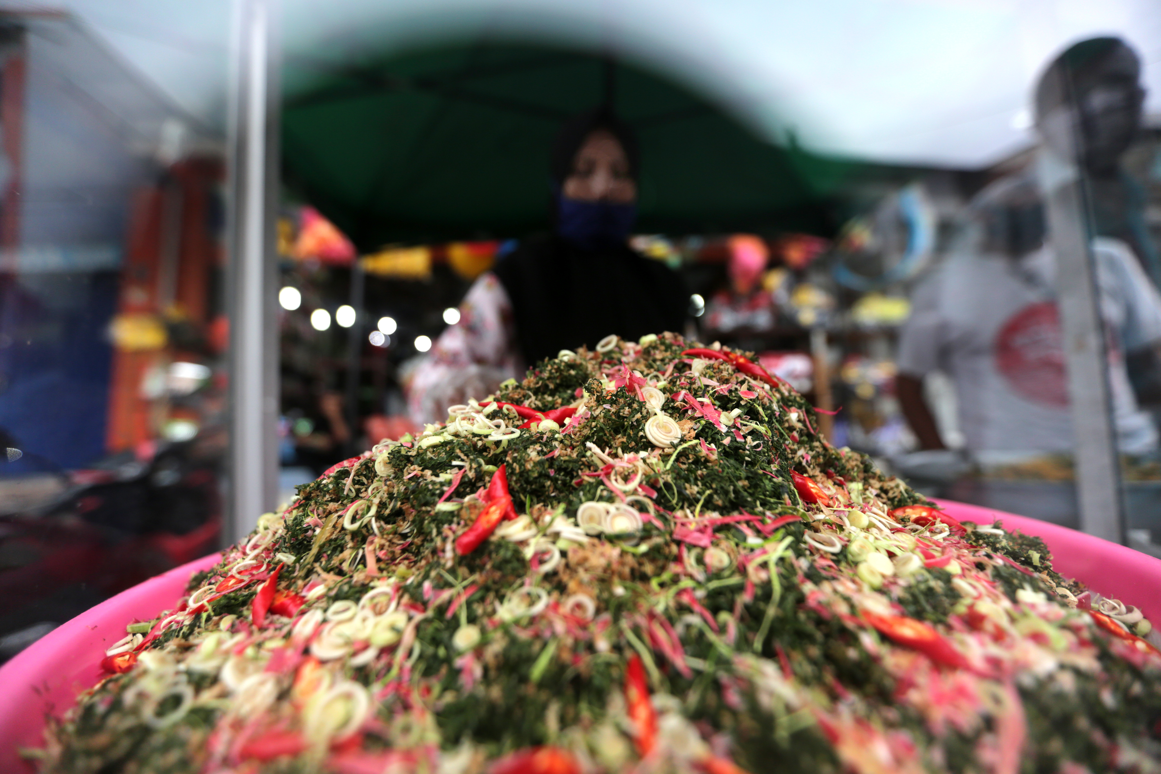 Pedagang musiman menjajakan sambal oen peugaga (daun pegagan) untuk menu berbuka puasa di pasar takjil Ramadan, Banda Aceh, Aceh