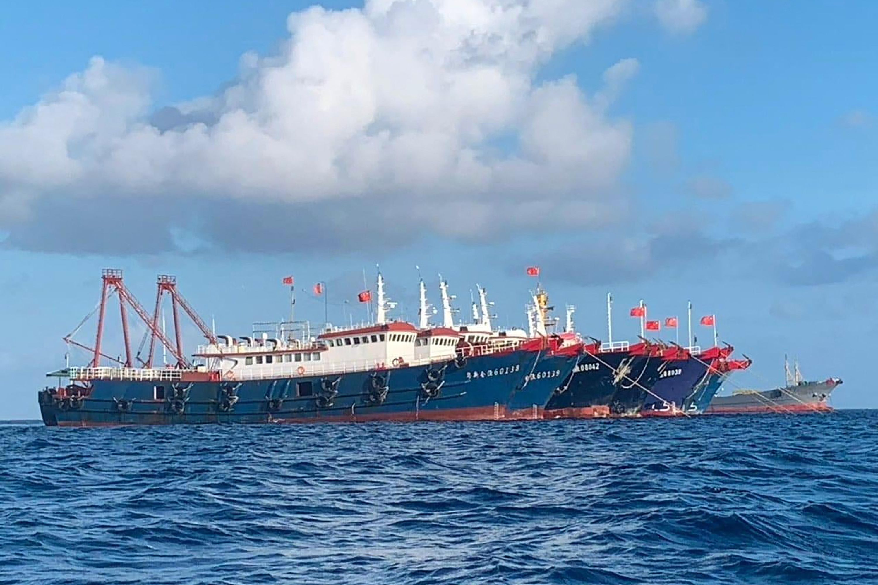 Kapal-kapal Tiongkok memenuhi wilayah sengketa sekitar di Whitsun Reef, Laut China Selatan.  