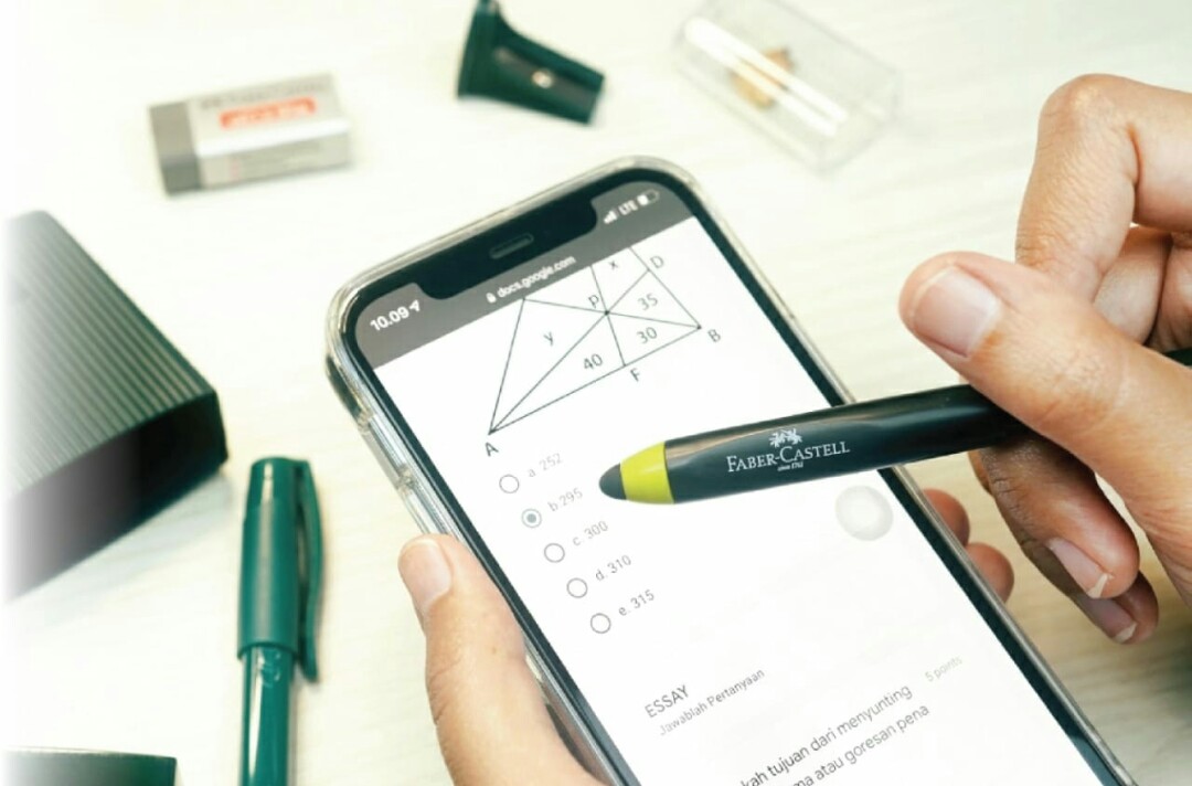 Pembelajaran jarak jauh harus dimaksimalkan agar murid tidak jenuh dan orangtua juga mudah membimbingnya. 