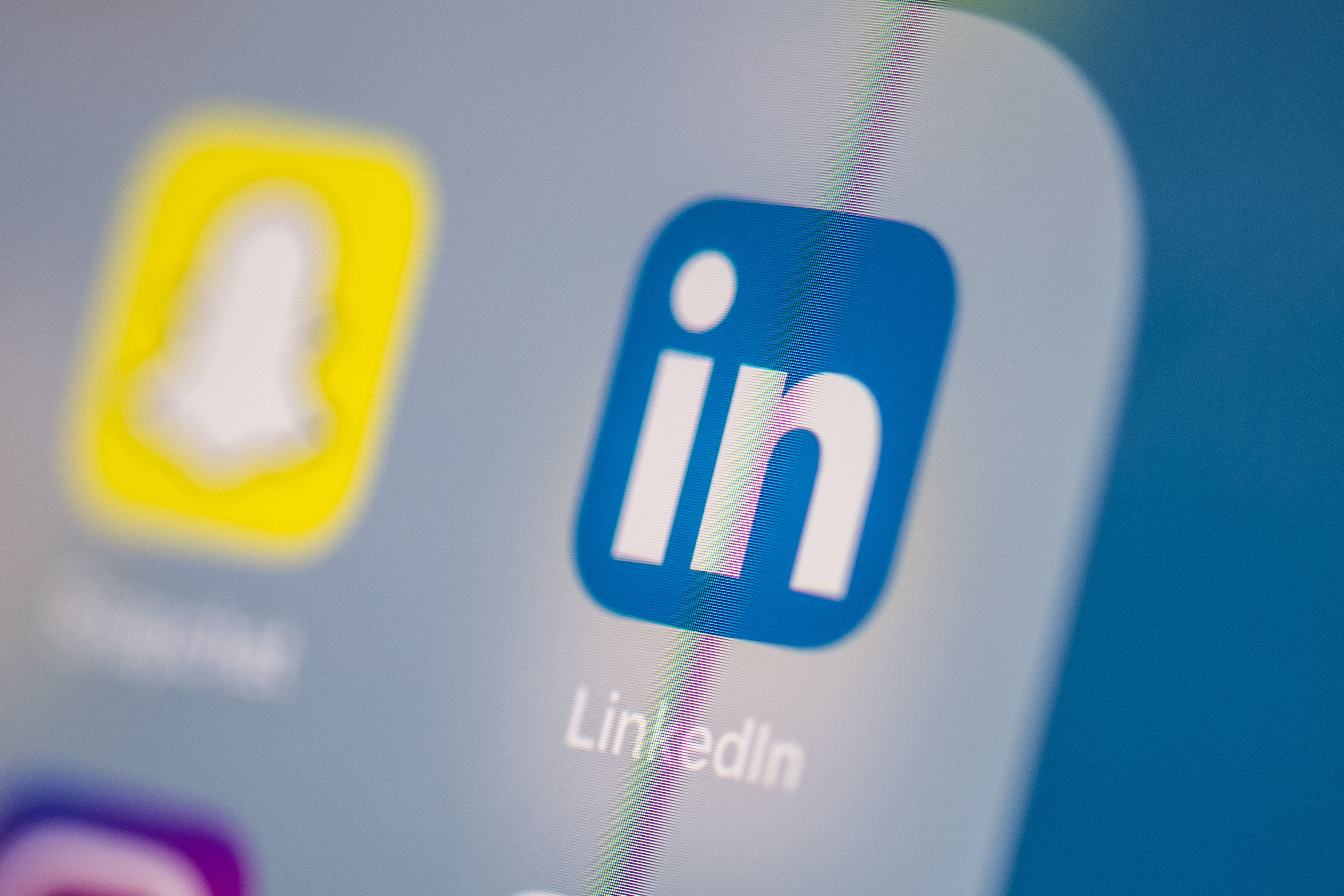 Aplikasi LinkedIn terlihat di sebuah layar tablet.