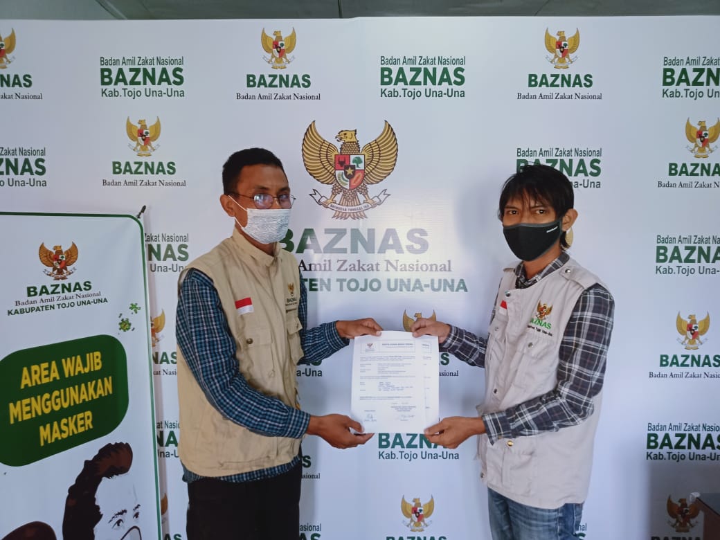 Baznas Kabupaten Tojo Una-una menyerahkan santunan berupa mukena dan baju koko kepada mualaf Dusun Linte Takibangke.