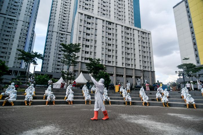Sejumlah tenaga medis memainkan alat musik angklung di RSDC Wisma Atlet Kemayoran, Jakarta, Selasa (23/3/2021)  