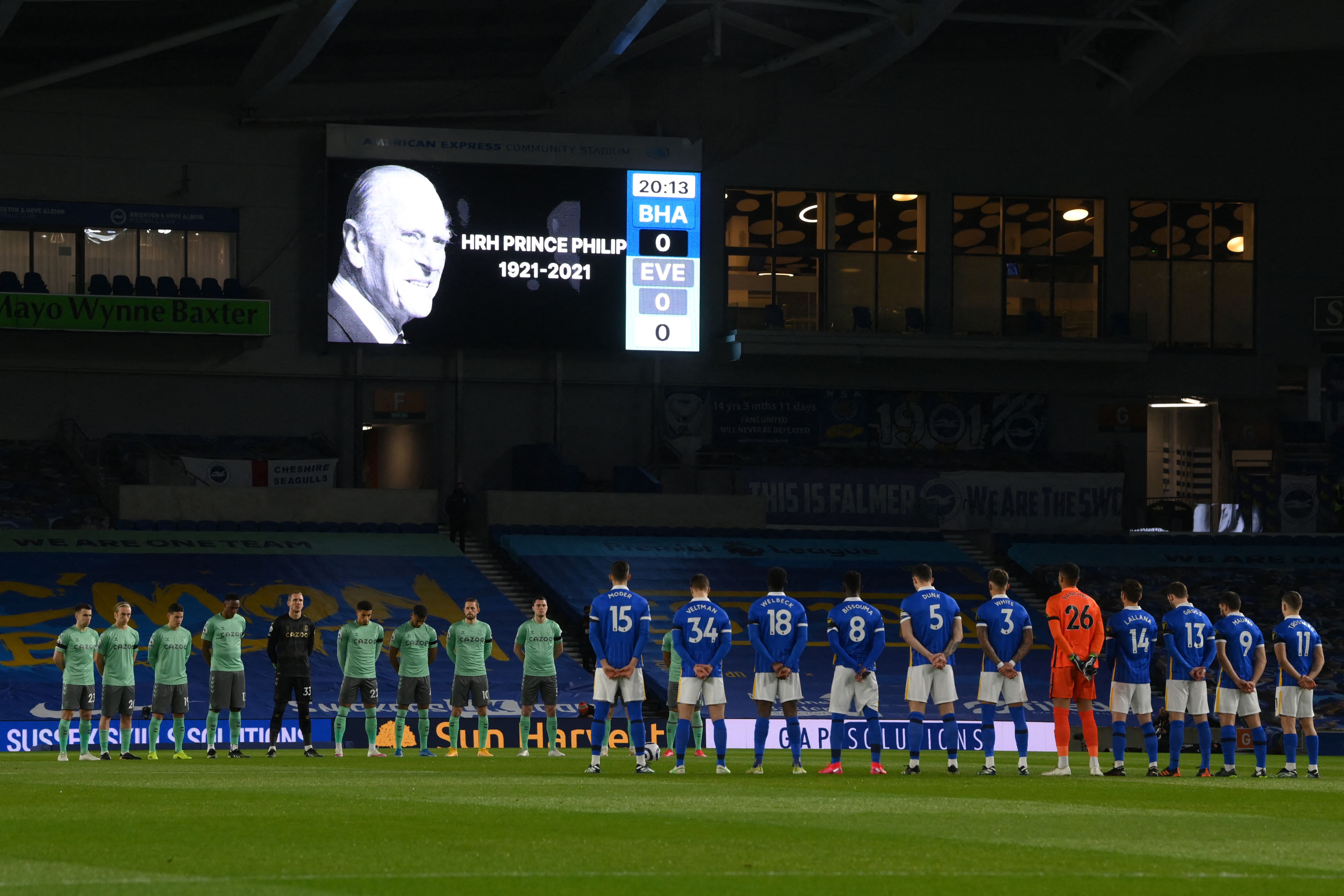 Para pemain Everton dan Brighton & Hove Albion mengheningkan cipta sebagai penghormatan bagi mendiang Pangeran Philip.