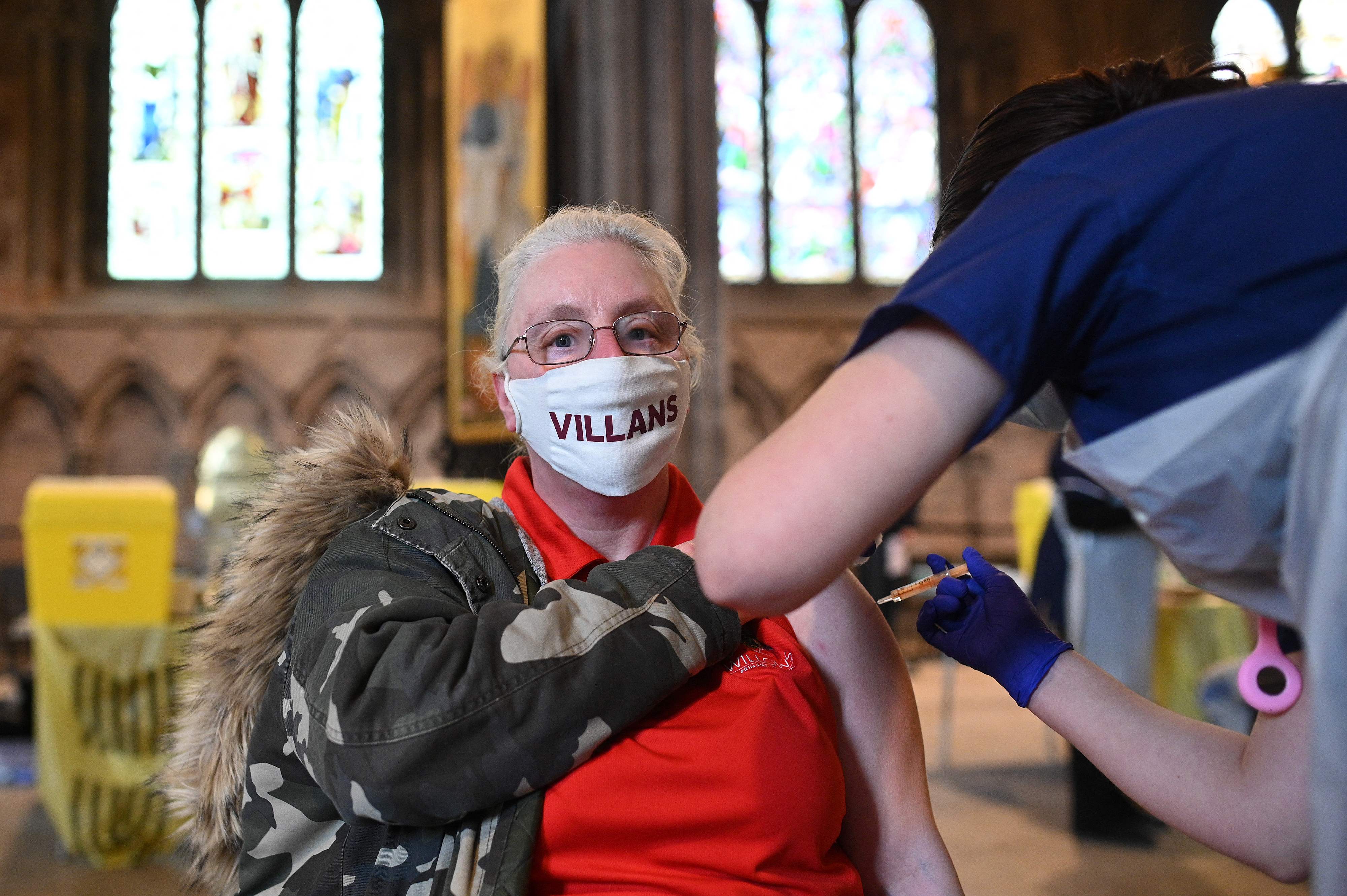 Seorang warga Inggris mendapat suntikan vaksin Covid-19 AstraZeneca di Katedral Lichfield, Kota Lichfield, Inggris. 