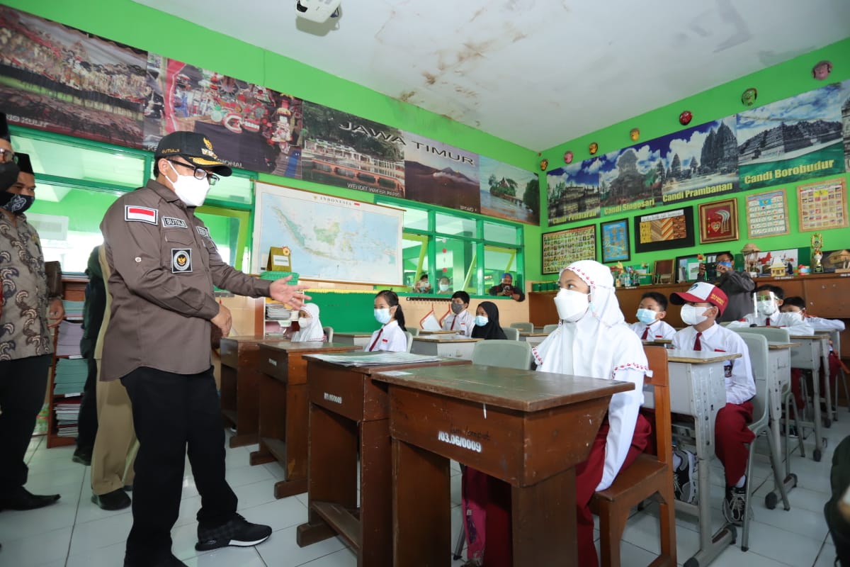Wali Kota Malang Sutiaji meninjau sekolah tatap muka serentak, Senin (19/4). 