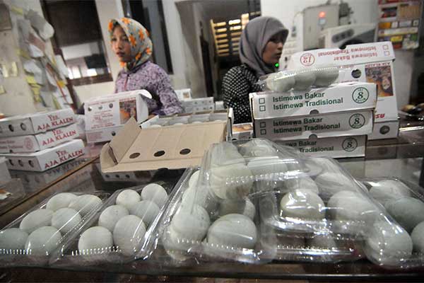 Oleh-oleh telur asin di salah satu toko di jalur Pantura, Brebes, Jawa Tengah