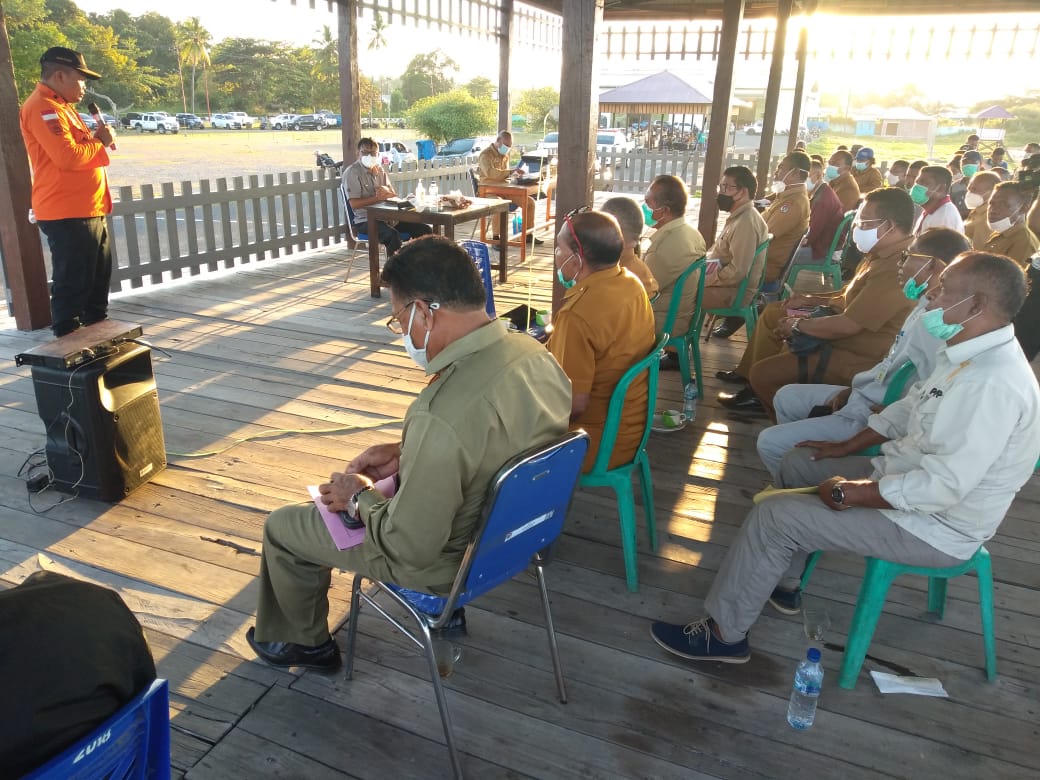 Komdan Basarnas Maumere, Putu Sudayana saat berbicara di hadapan Bupati, Camat dan Kepala Desa tetang kemungkinan 22 korban banjir bandang t