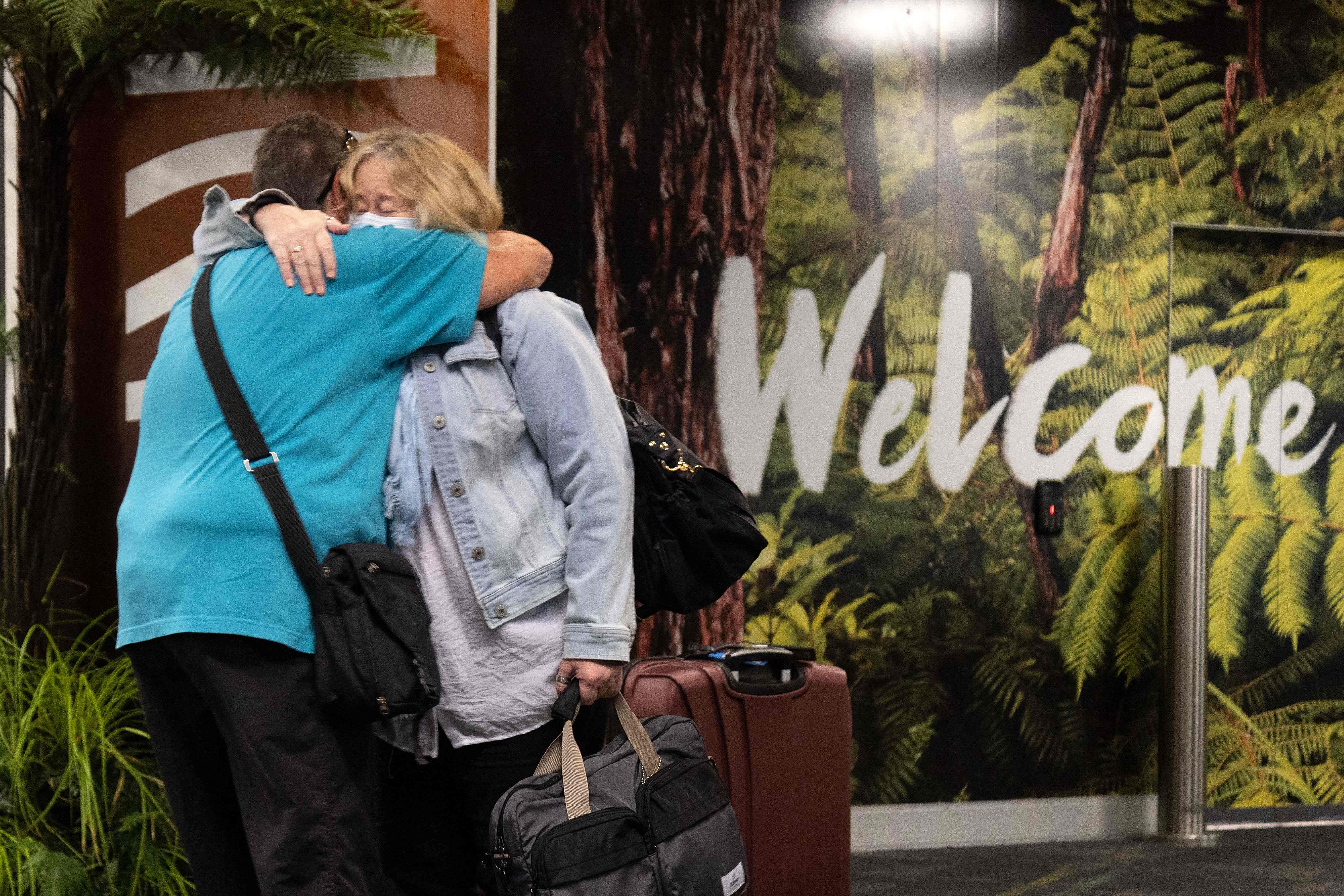 Keluarga yang lama terpisah bisa ketemu lagi dengan kedatangan pesawat pertama dari Australia di Wellington, Selandia Baru, Senin (19/4).