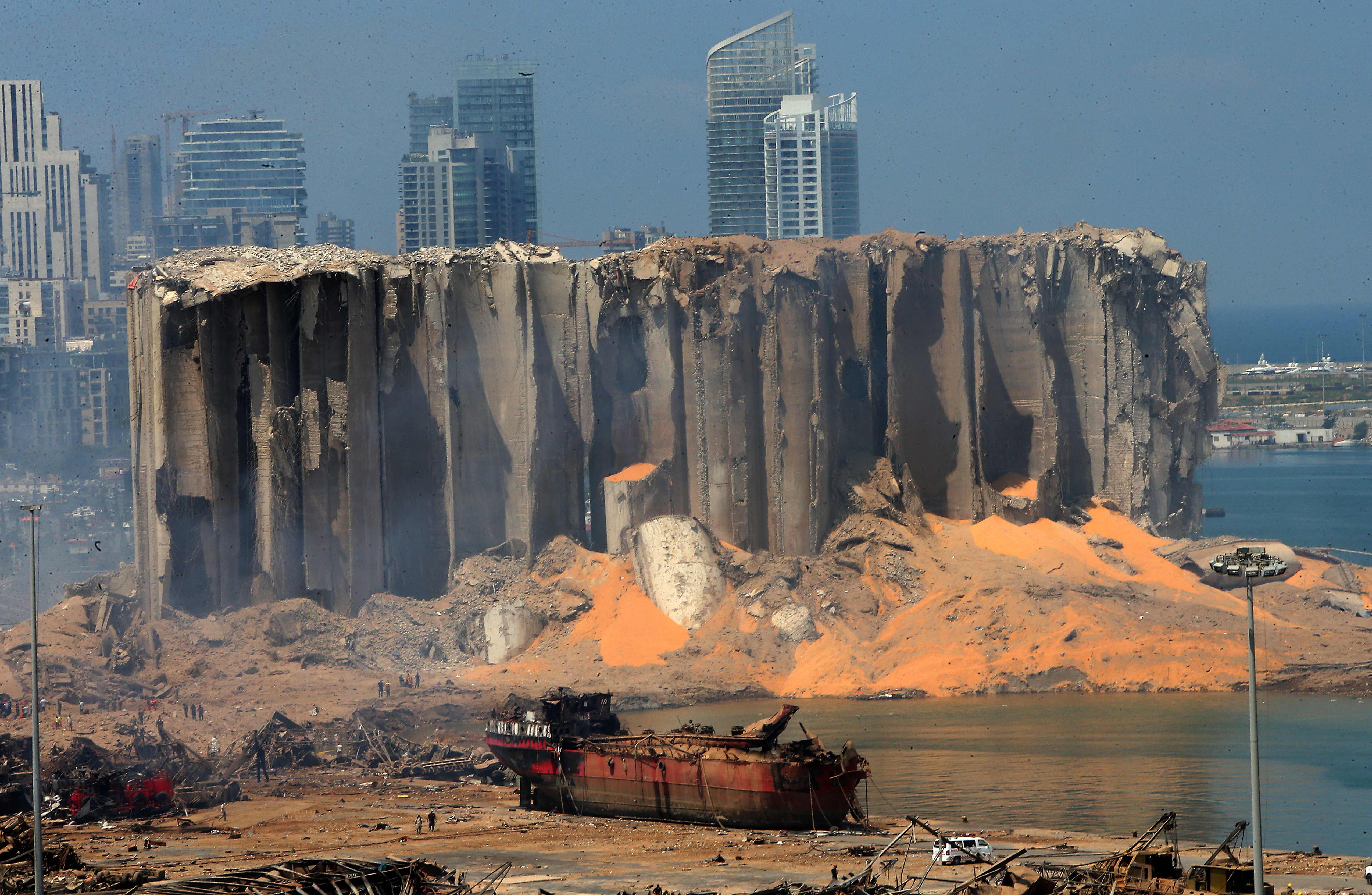 Lumbung yang rusak parah akibat ledakan di pelabuhan Beirut, Libanon.