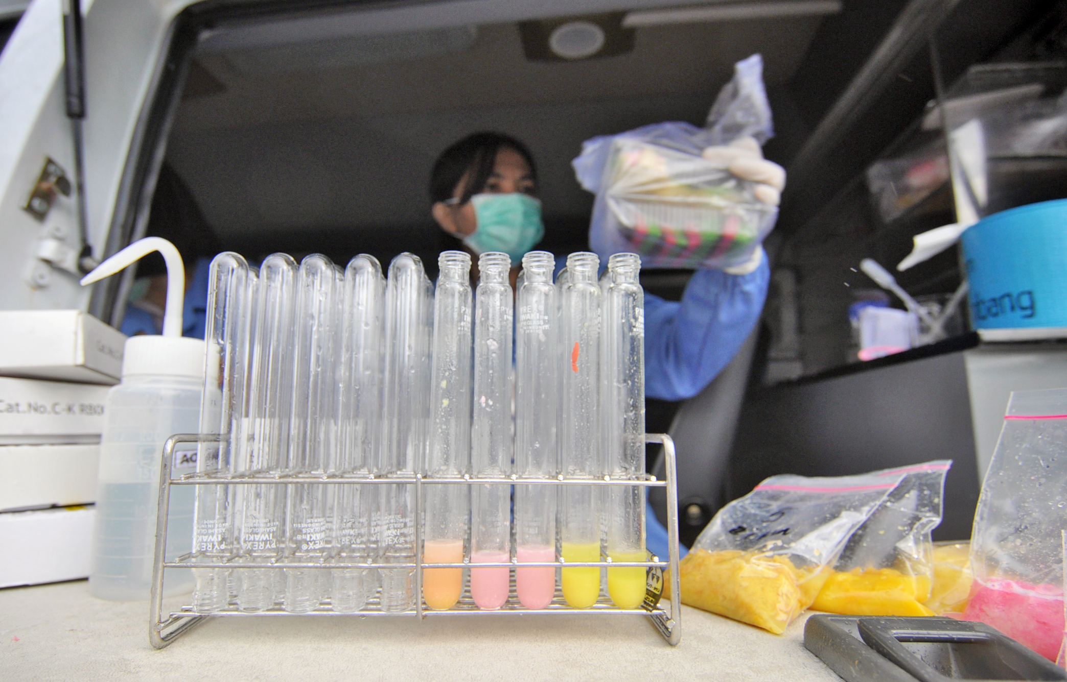 PEMERIKSAAN TAKJIL RAMADAN: Petugas BPOM menguji sejumlah sampel makanan dan minuman berbuka puasa atau takjil yang dijual di Palu