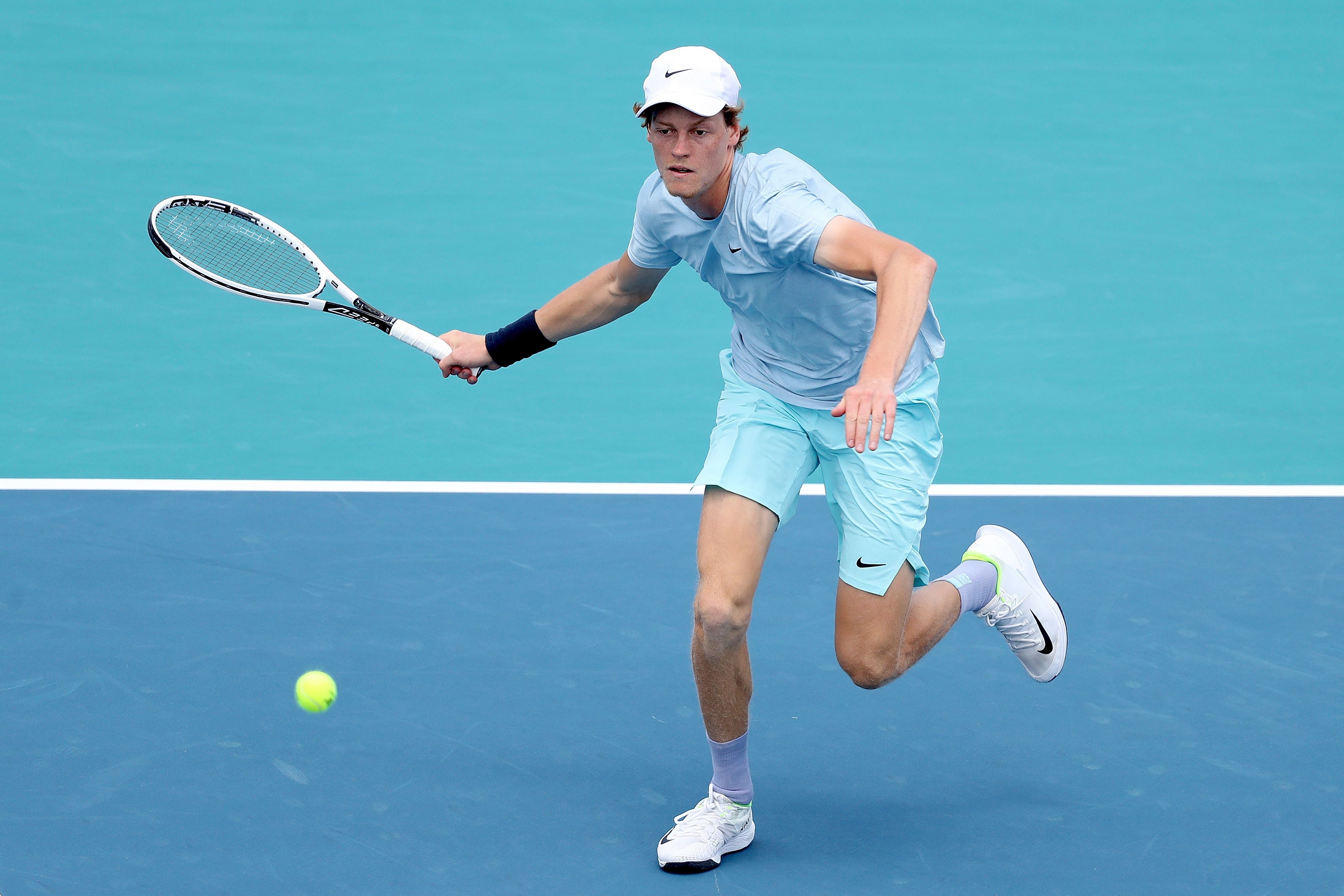 Aksi Jannik Sinner saat menghadapi petenis Polandia Hubert Hurkacz di babak final Miami Terbuka, pada Minggu (4/4) lalu.